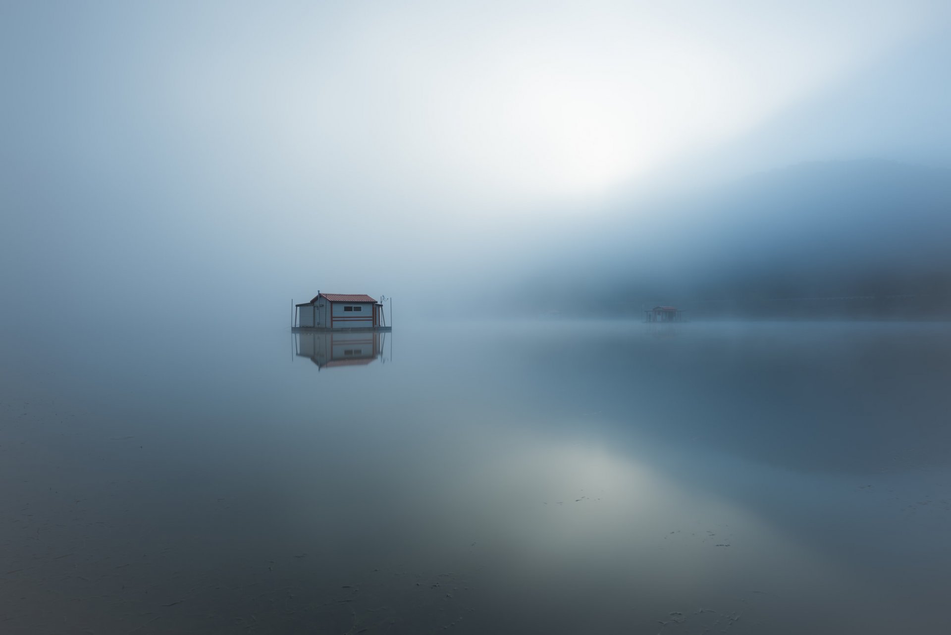 озеро туман утро