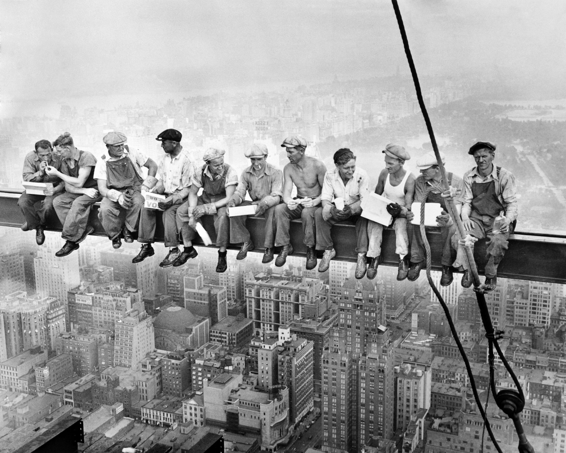 рабочие перерыв перекур отдых балка высота город небоскреб здание нью-йорк история фото