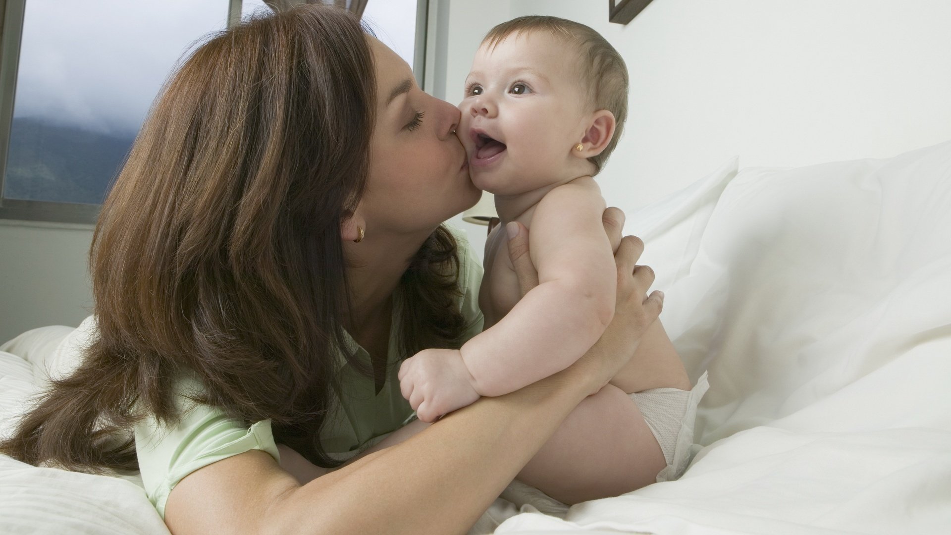 Throated moms. Малыш и мама. Женщина с ребенком. Мама целует малыша. Мама картинка для детей.