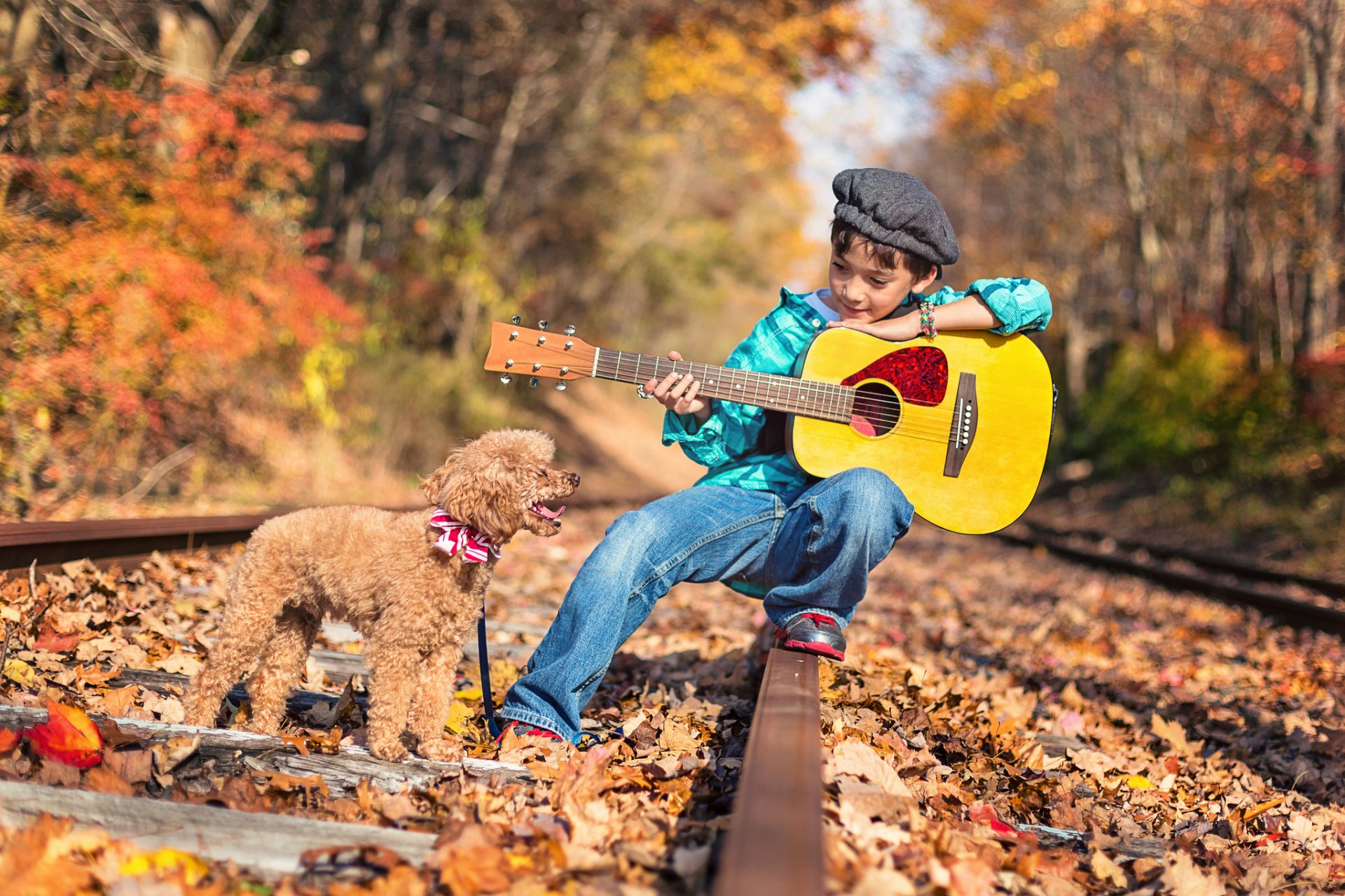Музыка для мальчиков 8. Гитара для детей. Мальчик с гитарой. Фотосессия с гитарой. Мальчик осень.