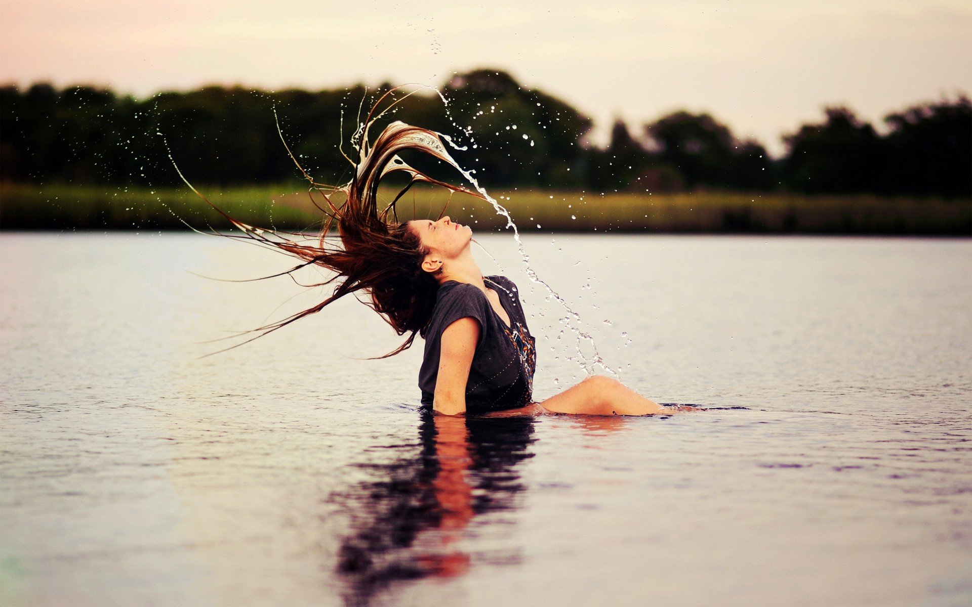 Девушка с длинными волосами в воде