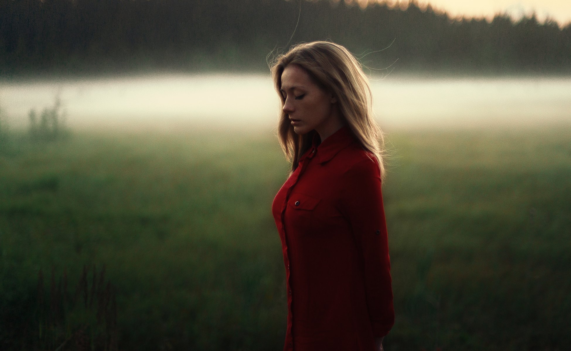 девушка ольга кобзар ольга рубашка красная шатенка грусть задумчивость модель свет боке поле закат погода портрет татьяна mercalova вечер