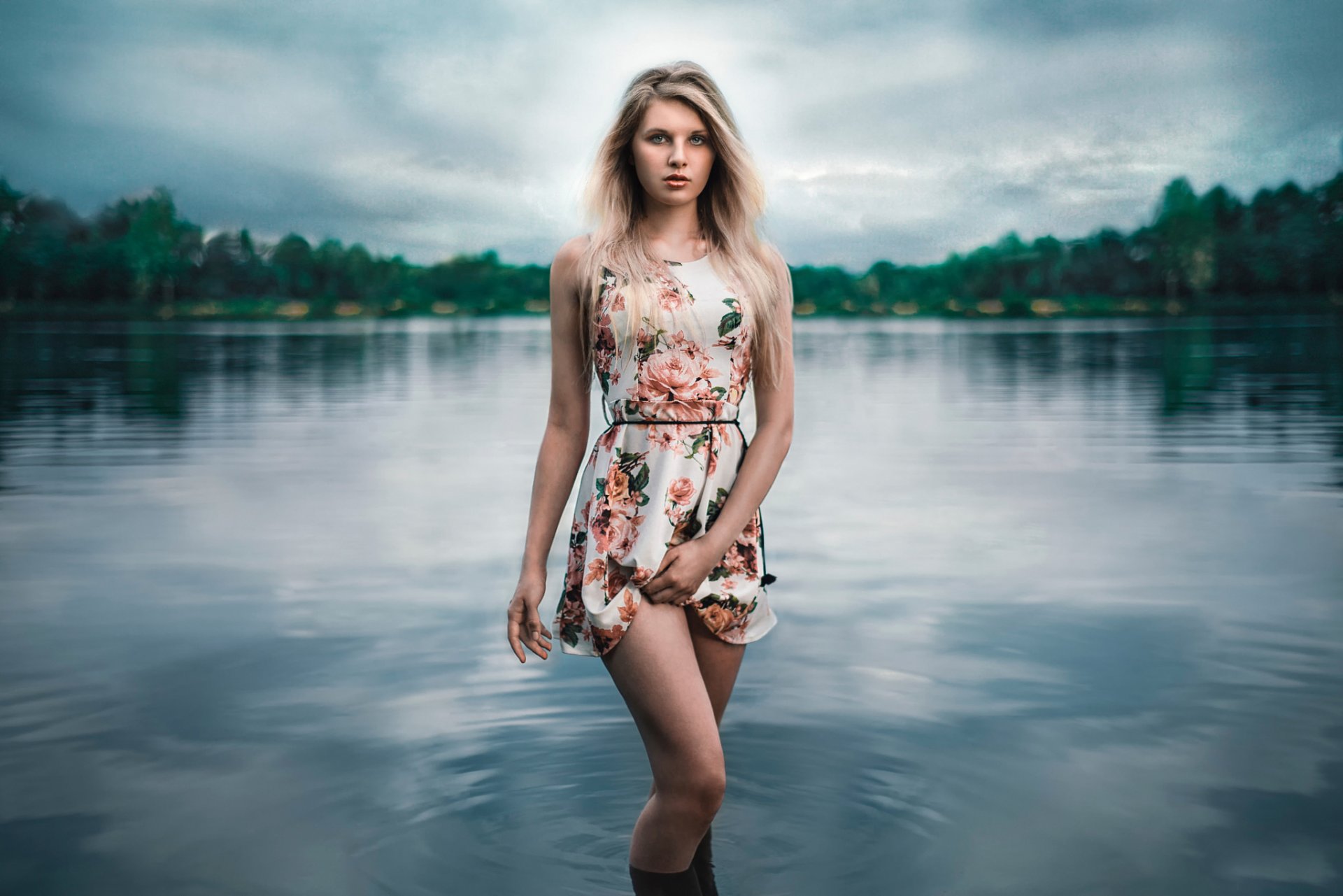 angy в одиночестве на берегу озера девушка в воде ножки платье lods франк