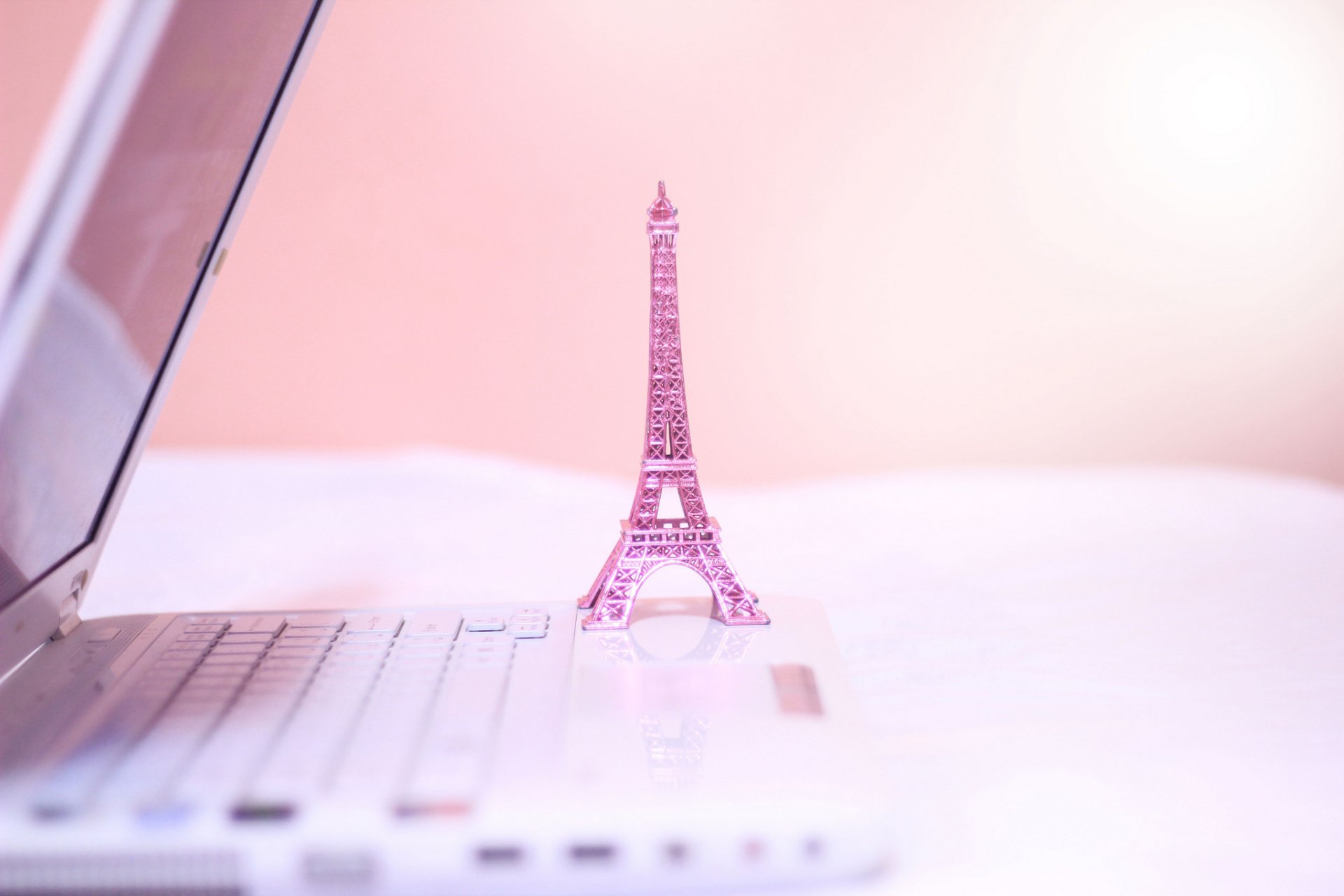 Обои с тегом:эйфелева башня, la tour eiffel, статуэтка, розовая, ноутбук.