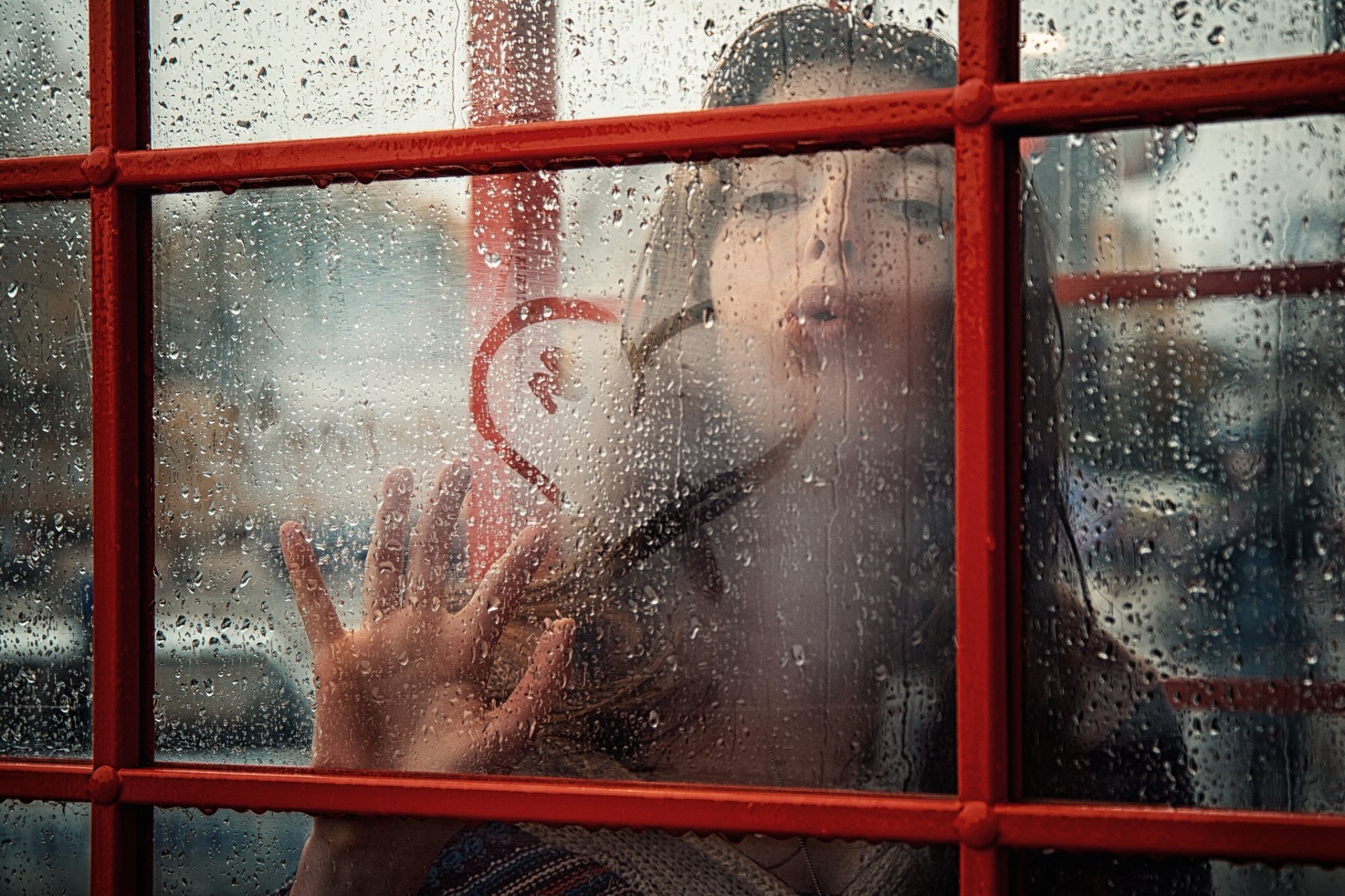 скучающая девочка в окне поезда бесплатно