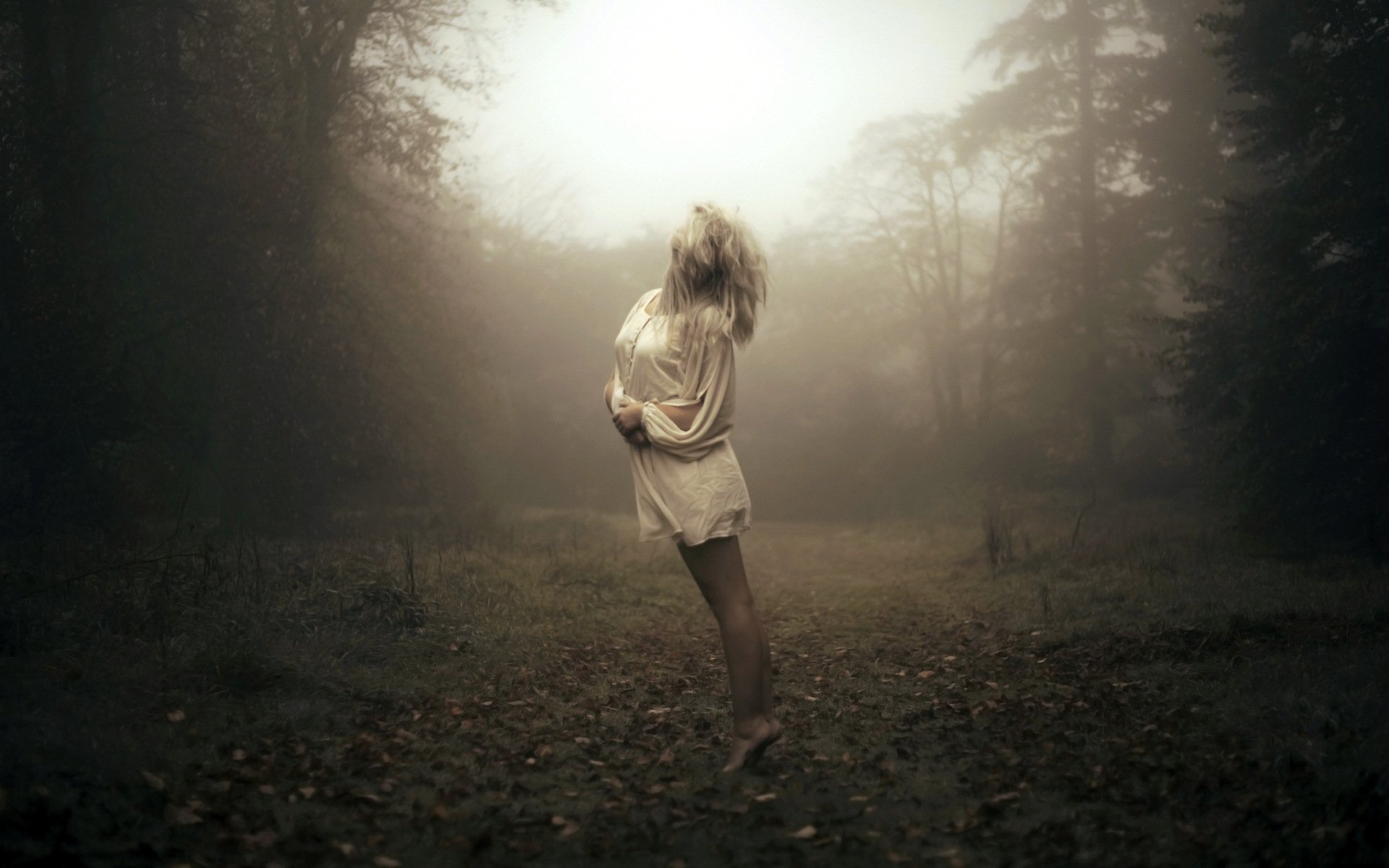 Девушка бежит в тумане