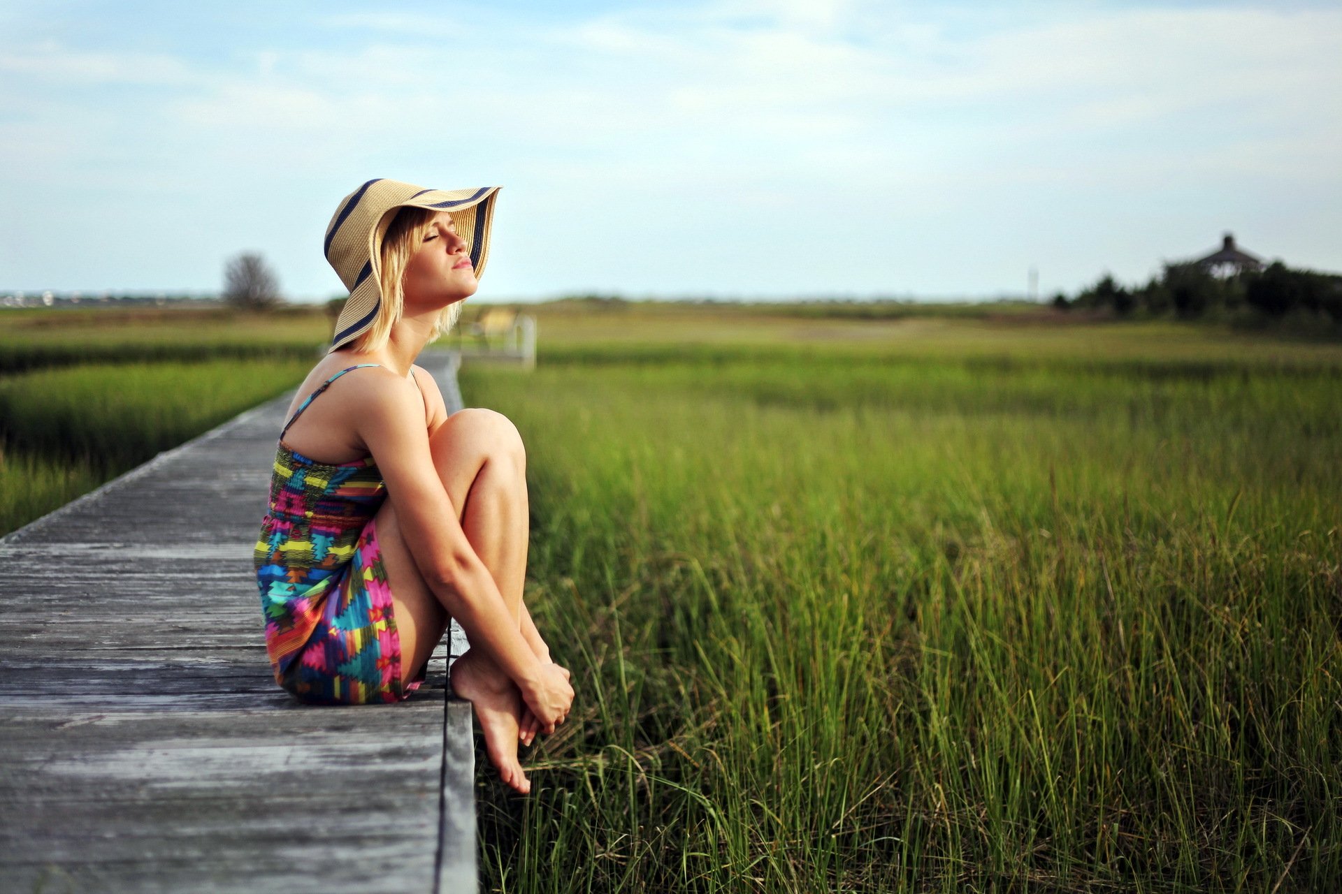 девушка на поле в соломенной шляпке бесплатно