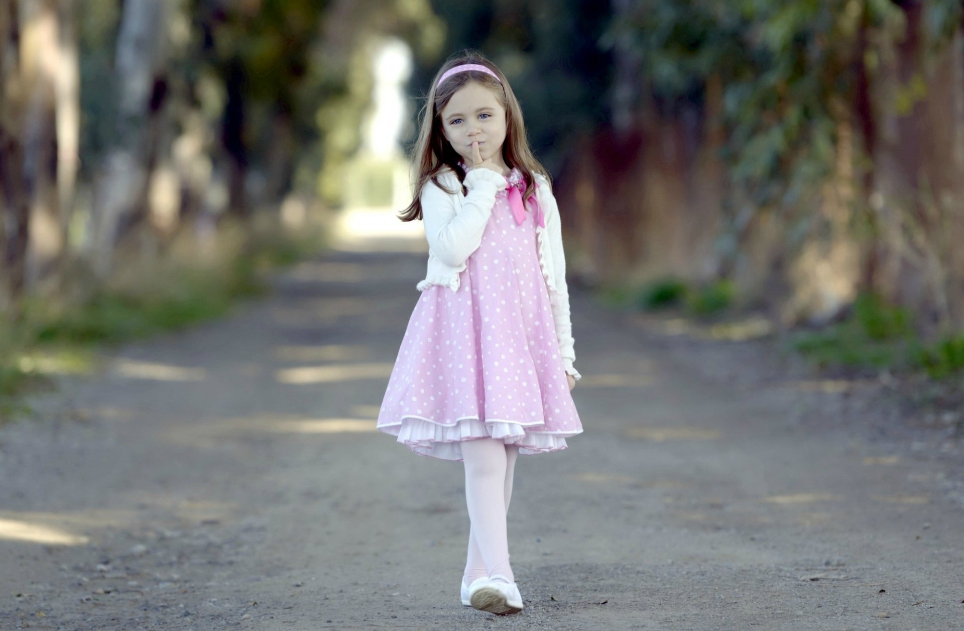 настроения дети девочка розовое платье бантик ободок лента взгляд лицо палец шаг ходьба прогулка дорога тропинка деревья листья природа фон обои