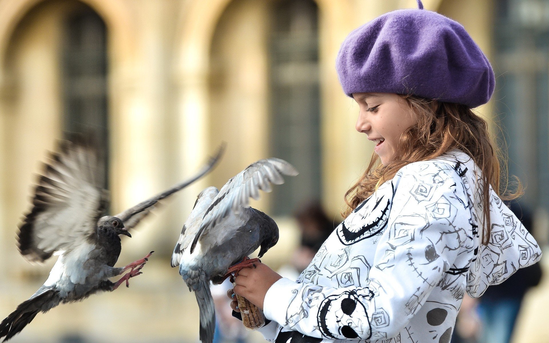 Птичка с шапочкой на голове. Девушка с голубем. Человек птица. Птицы для детей. Фотосессия с голубями.