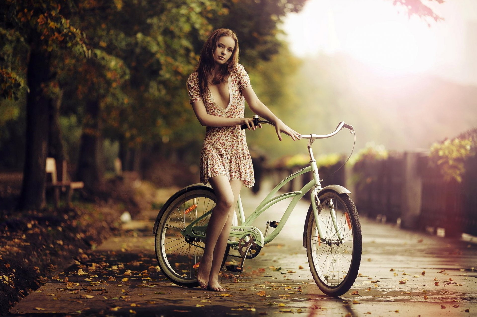 девушка велосипед босиком осень грусть