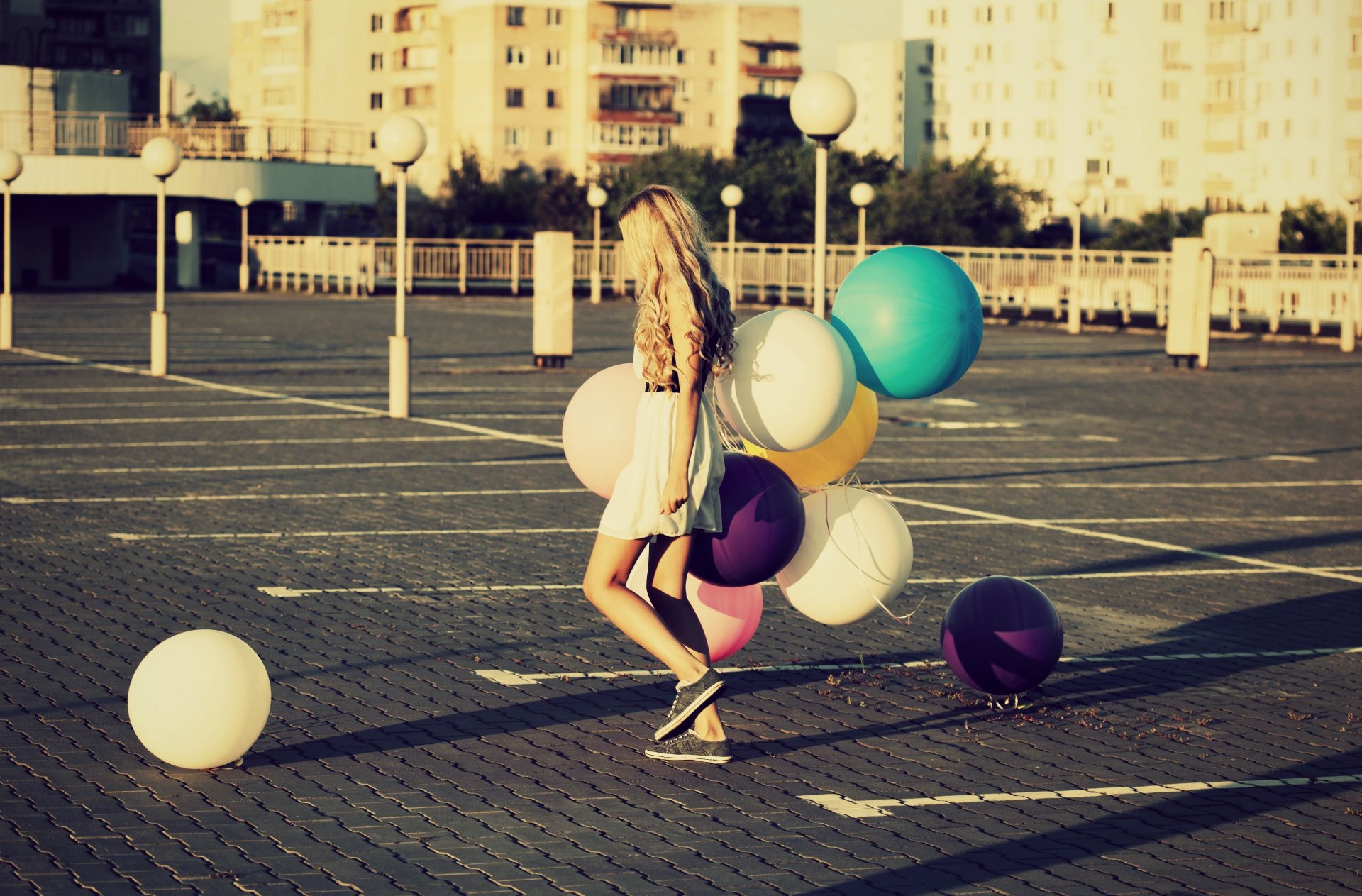 Девушка с воздушными шарами в парке Обои на рабочий стол 