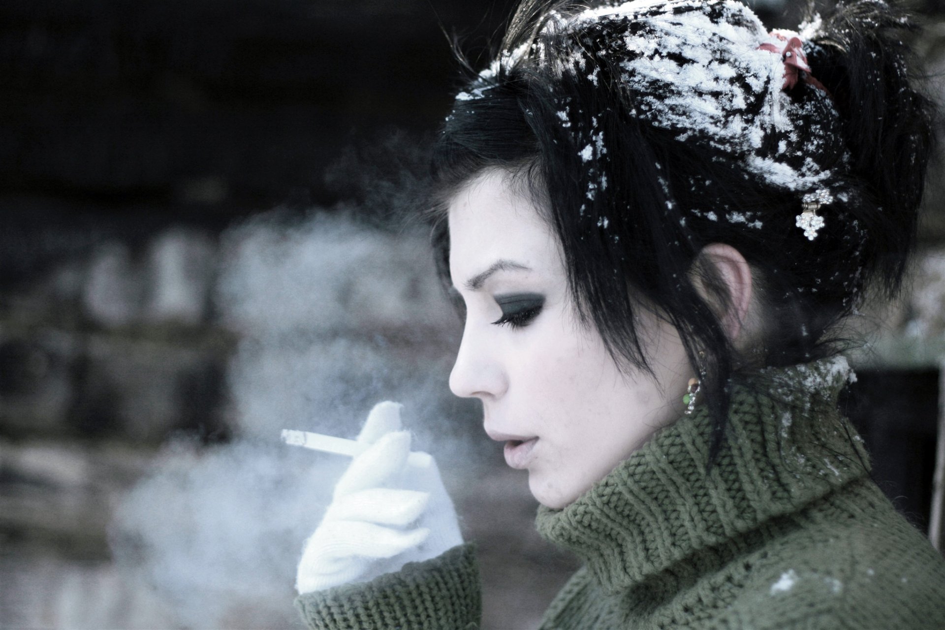 Девушка курит зимой