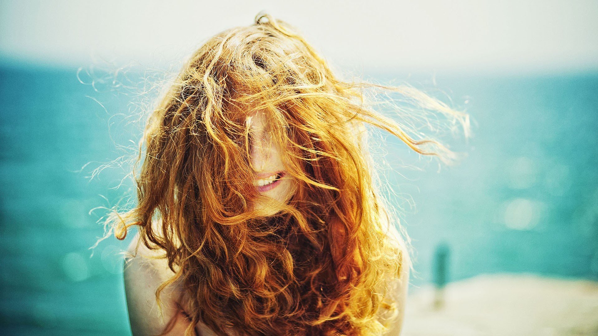 Золотых твоих волос. Девушка волосы солнце. Красивые волосы летом. Волосы на ветру. Солнечная девушка.