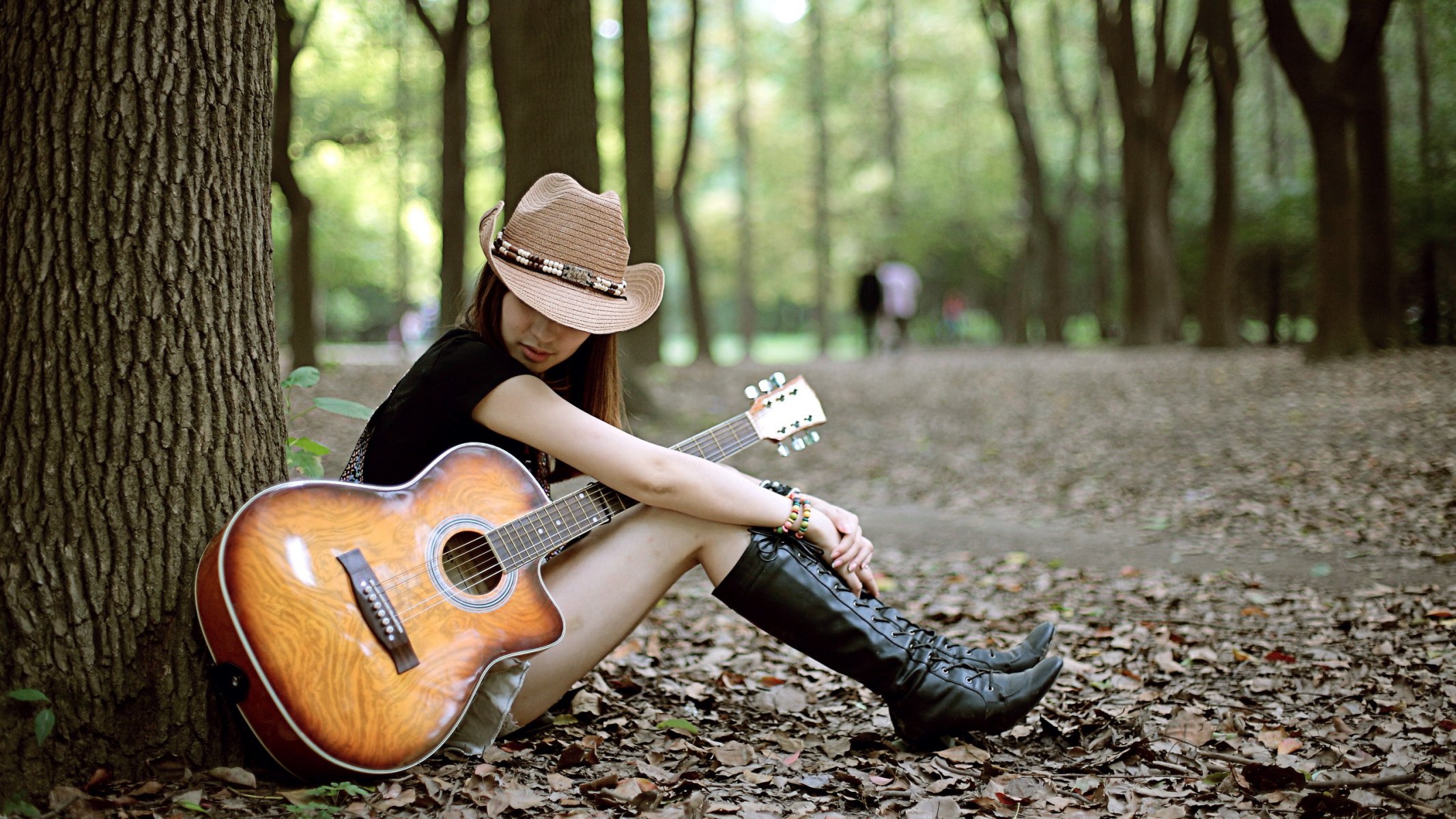 Девушка с гитарой в парке