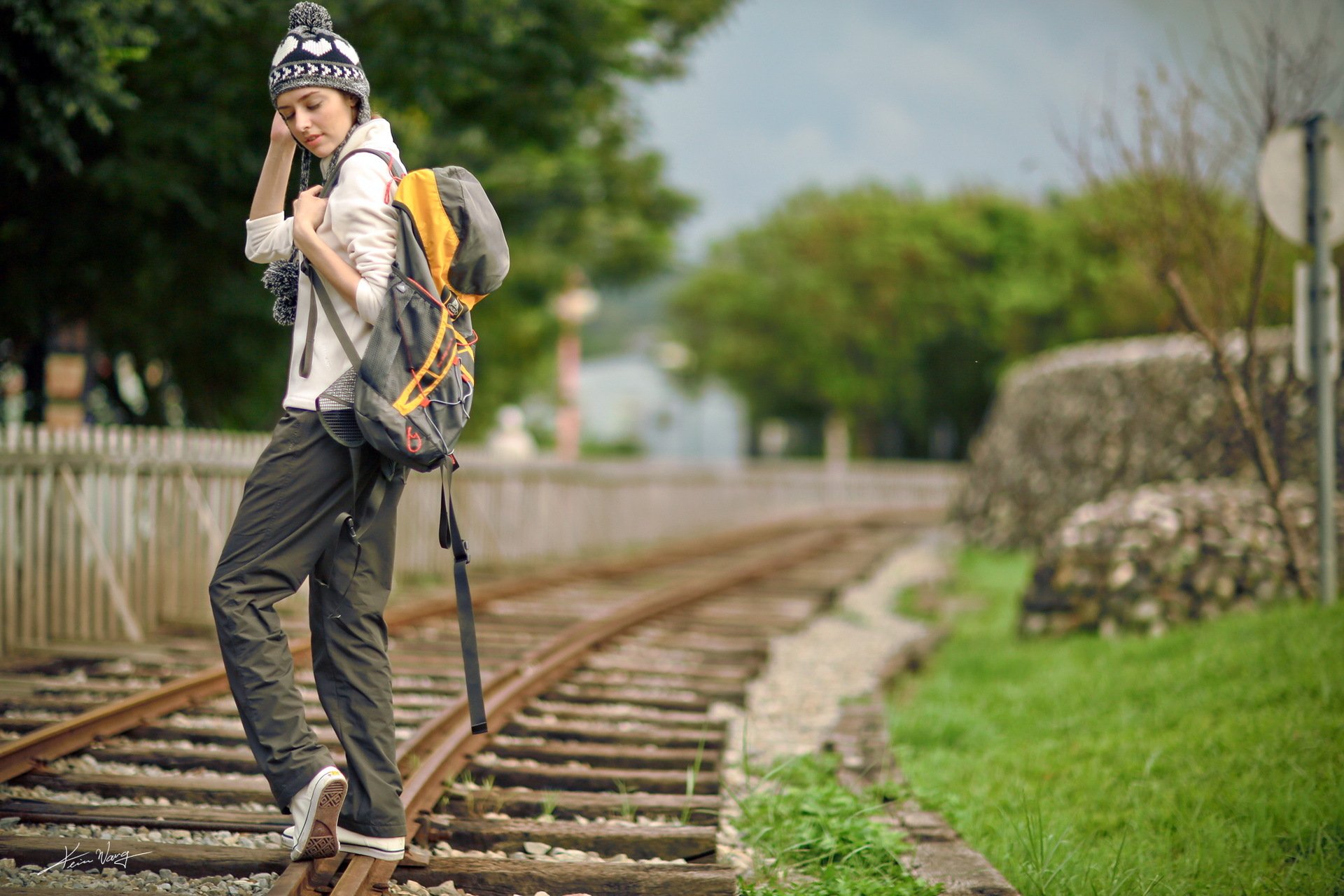 Трип жд. Фотосессия на железнодорожных путях. Человек на железной дороге. Фотосессия на рельсах мужчина.