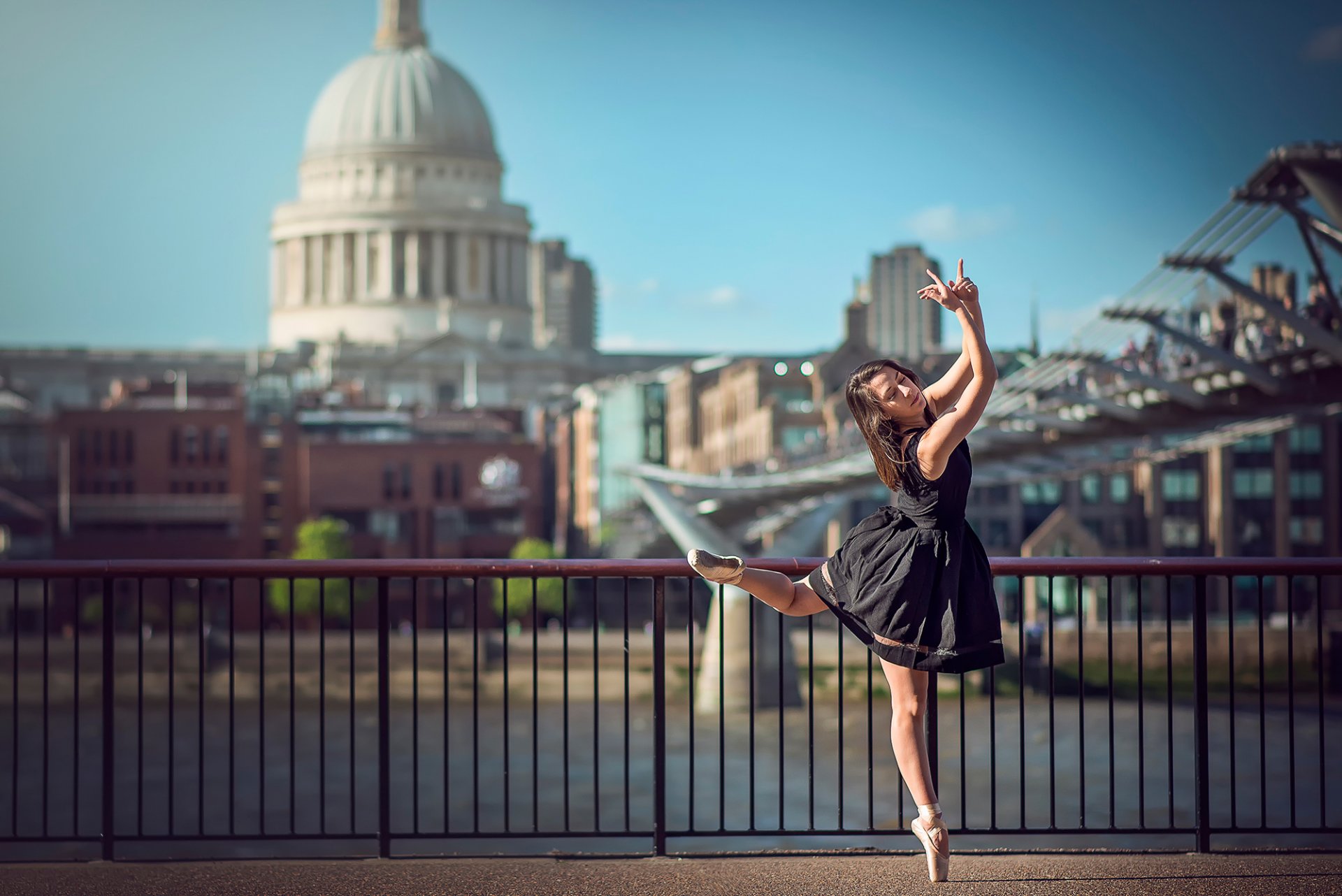 eponine bougot балерина танец на фоне города лондон