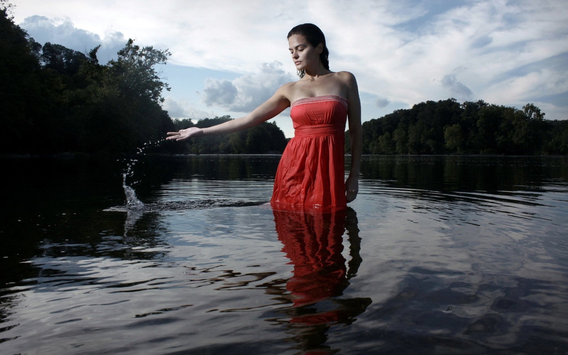 Фотосессия в воде в платье