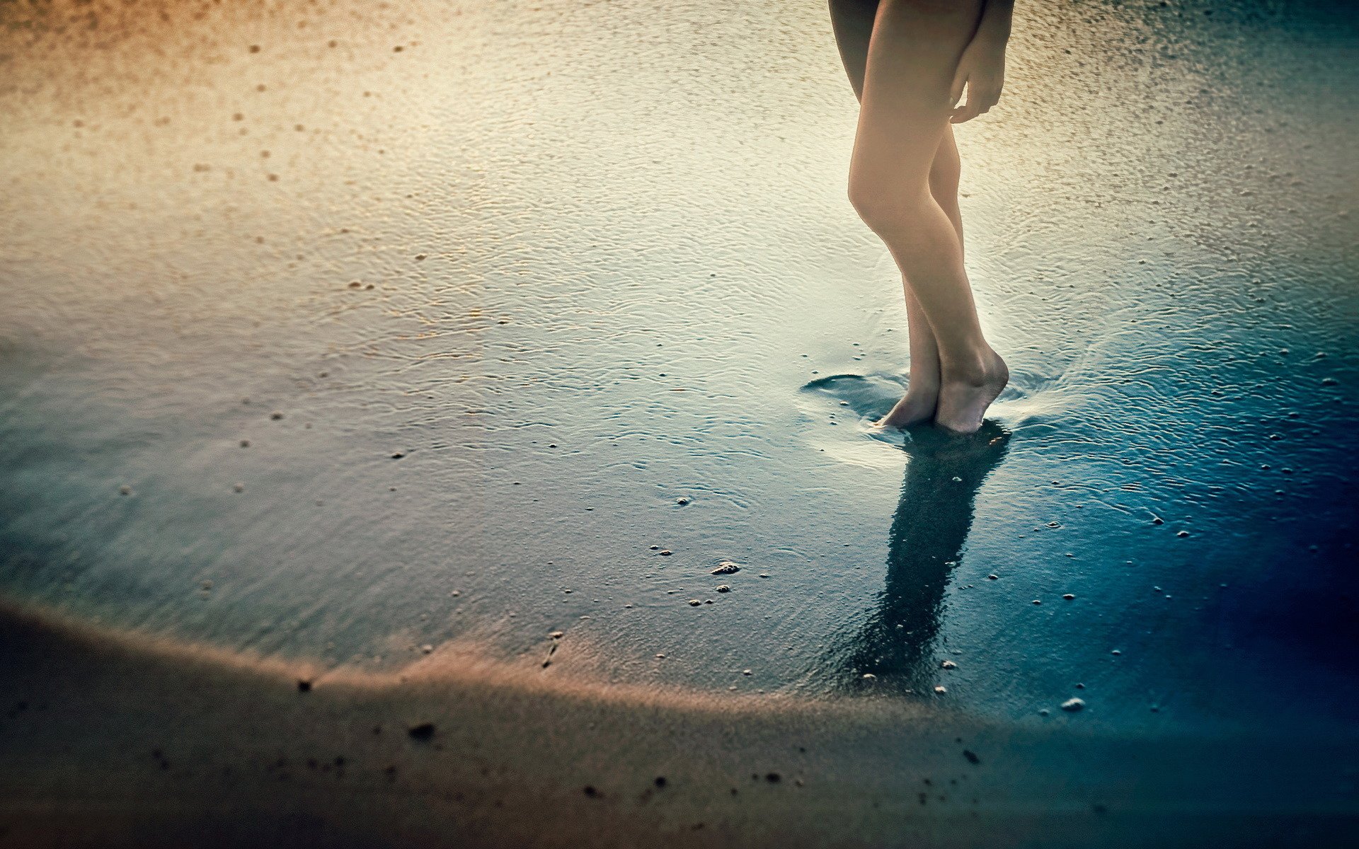 Женские ноги в воде