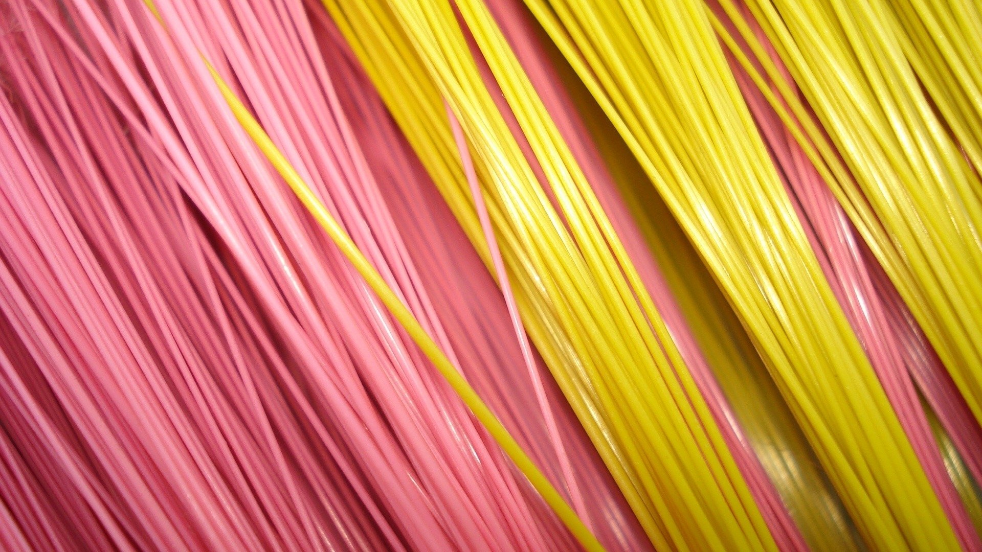 Розовые, желтые нити используются в текстуре в качестве основных