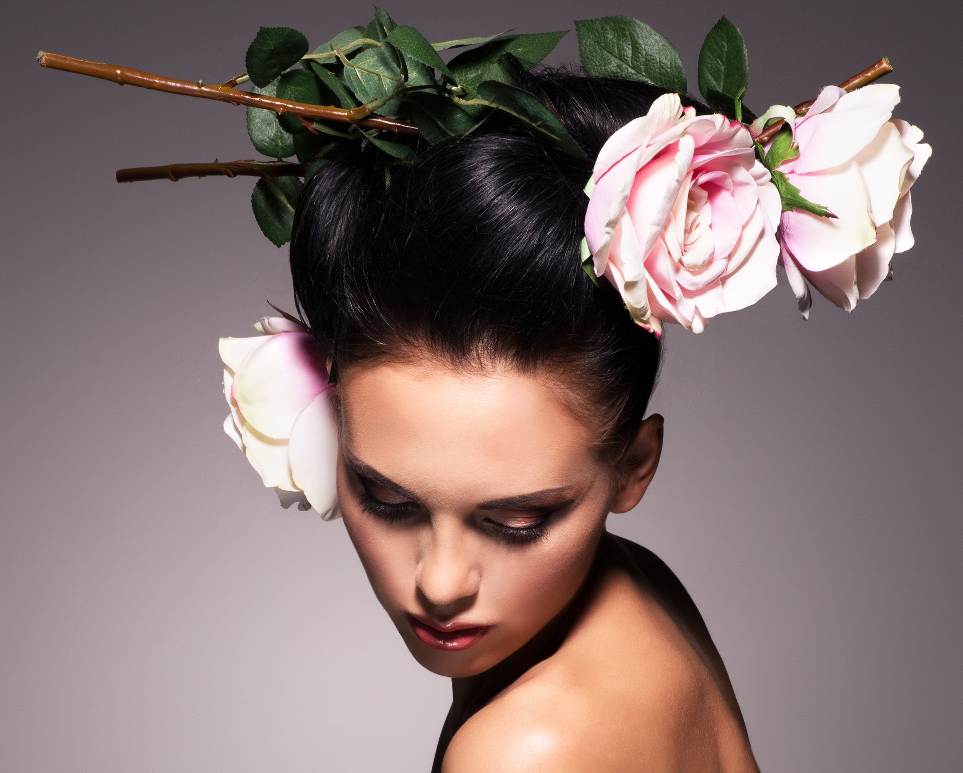 Фото сочной телки с цветочком в волосах