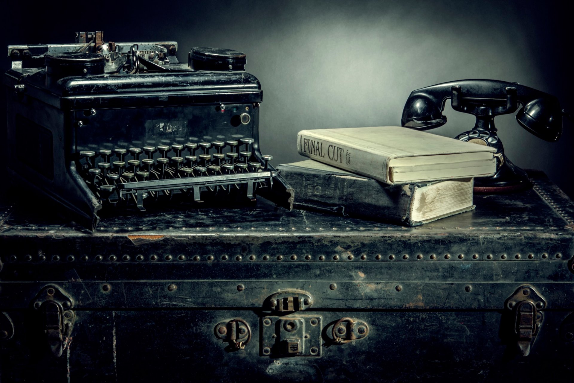 старинные натюрморт пишущая машинка телефон книги