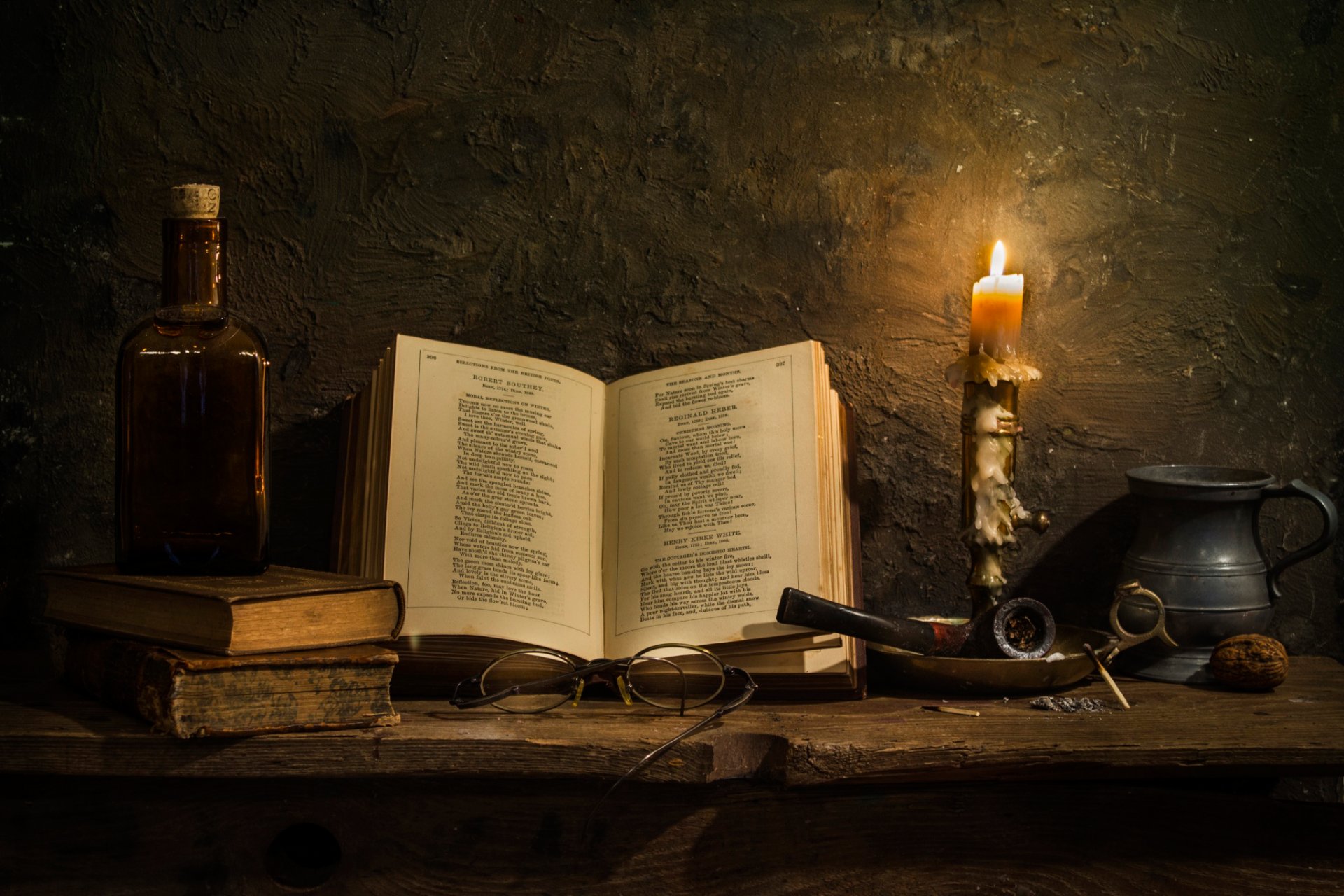 Старые книги и свеча