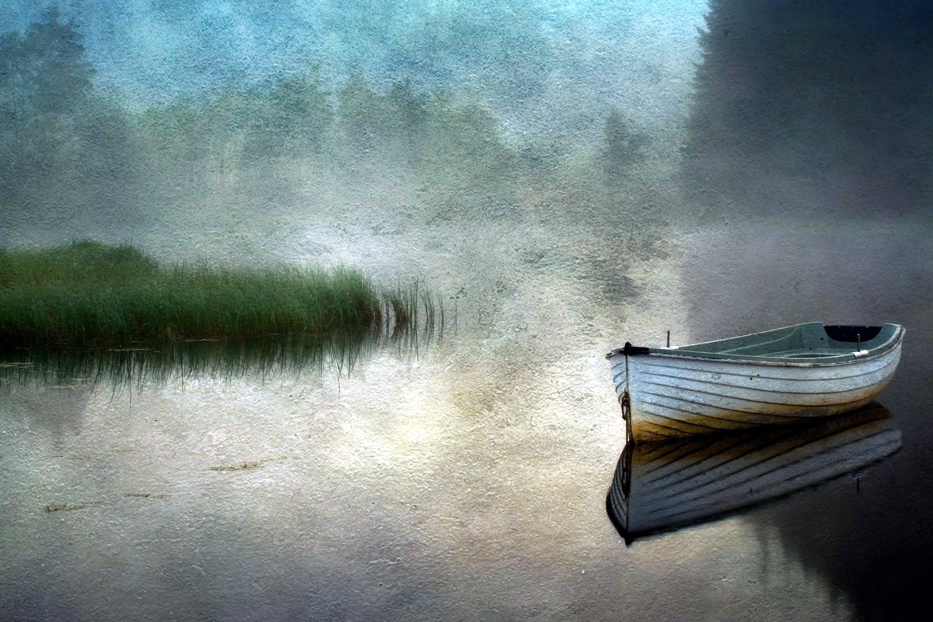 Штиль туман. Лодка в тумане. Пейзаж с лодкой. Река лодка туман. Одинокая лодка в тумане.