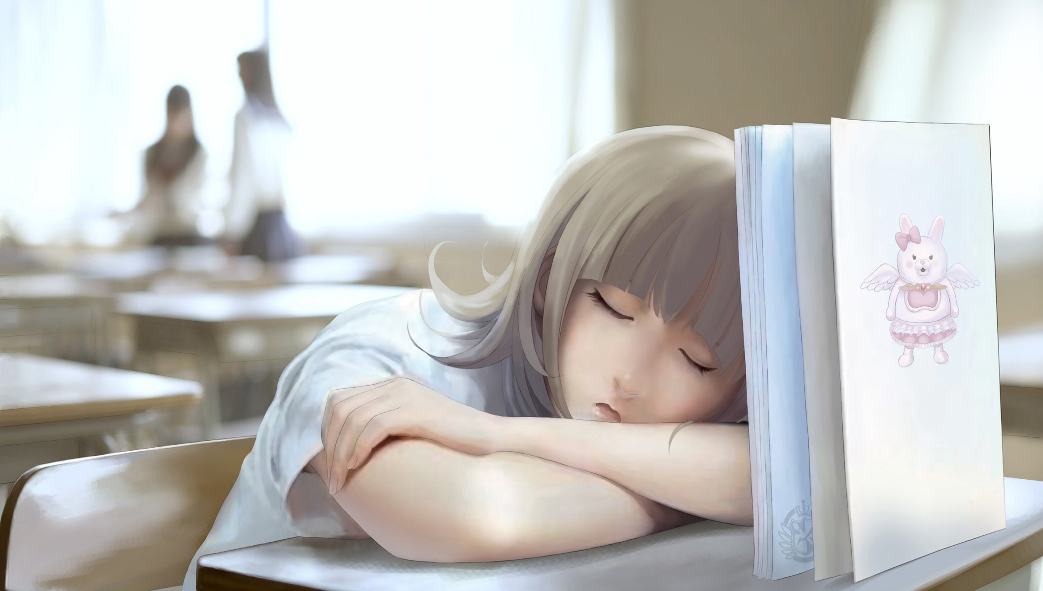 Девушка спит на столе