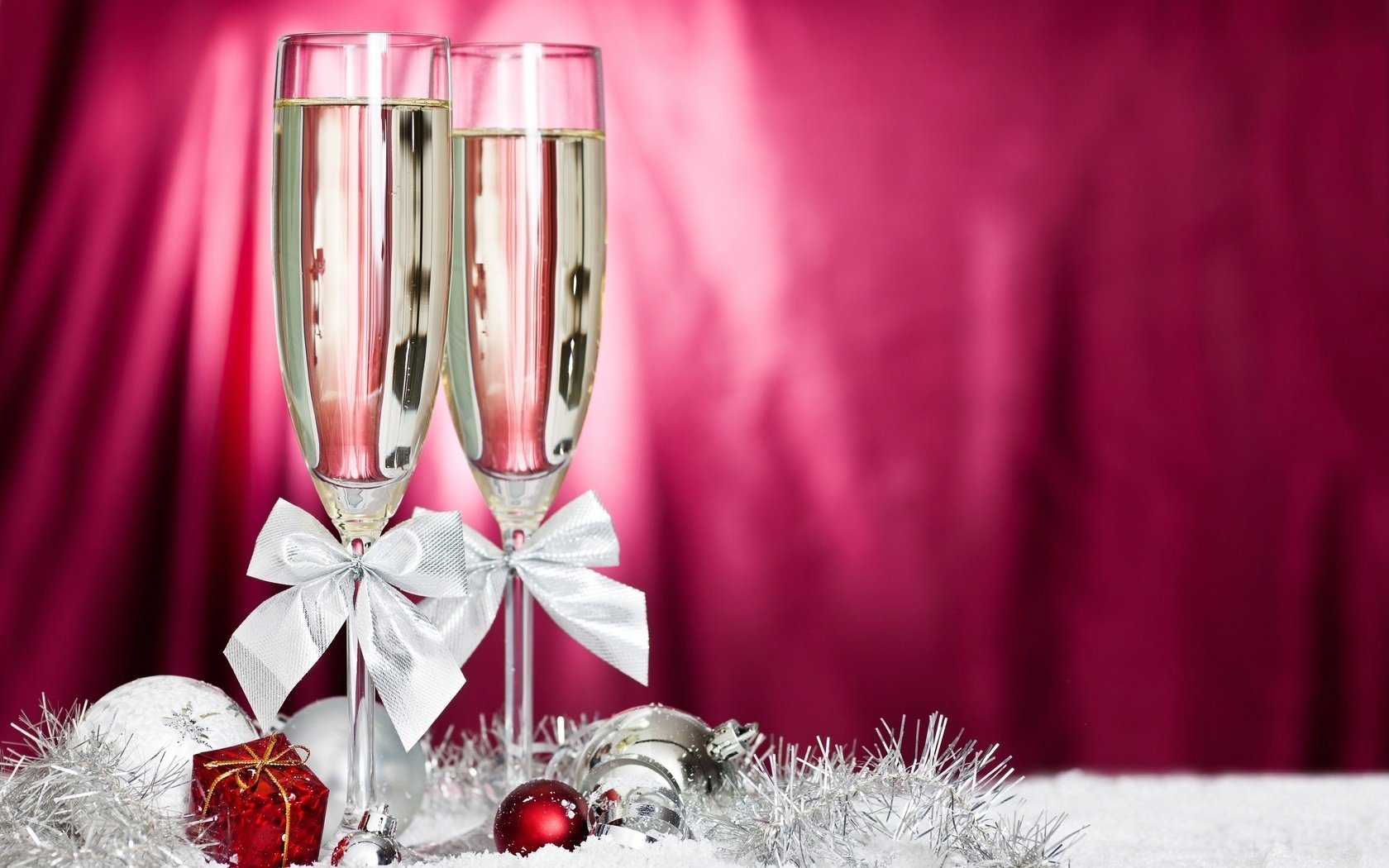 Бокалы шампанского с бантиками на новый год