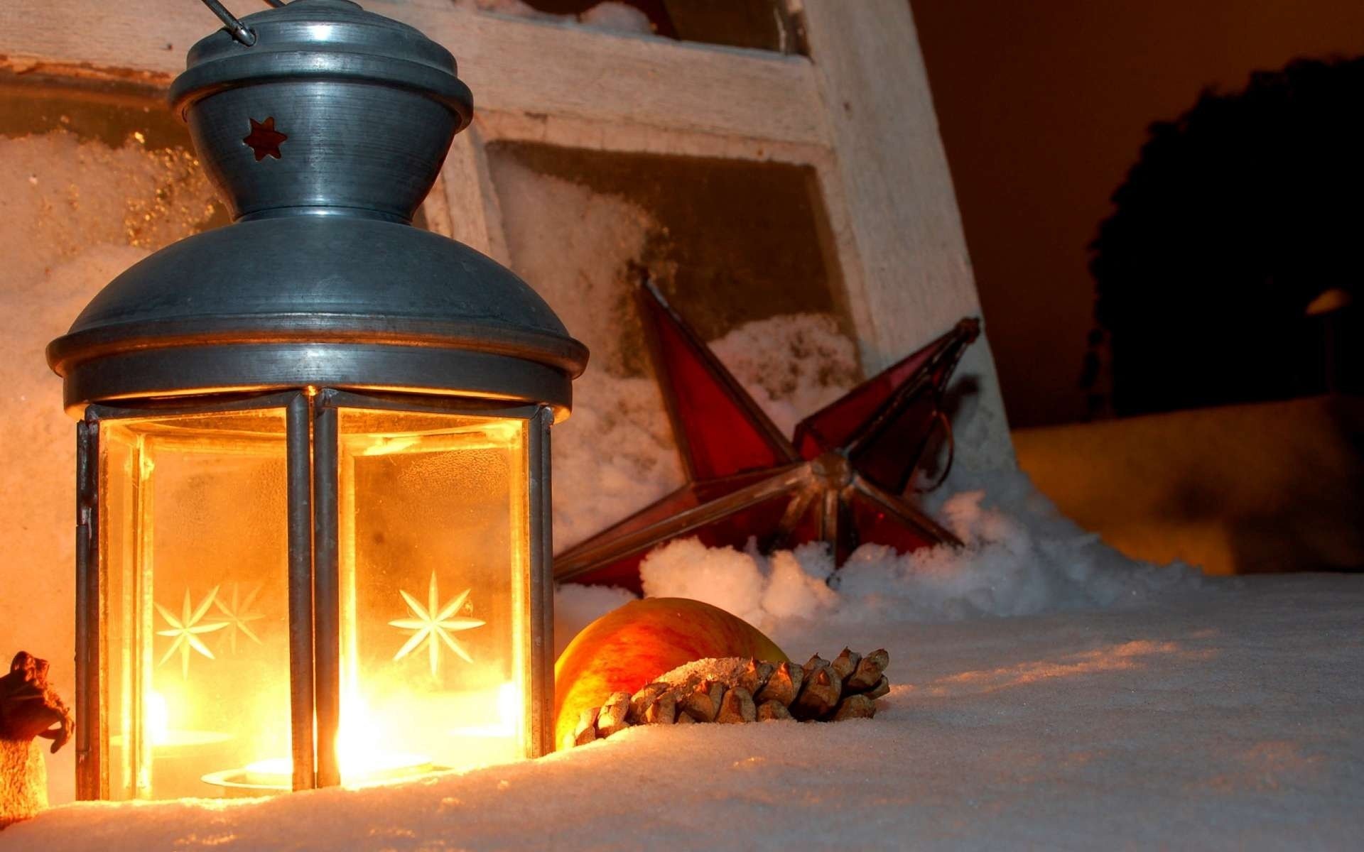 Зимняя уютная картинка с фонарем