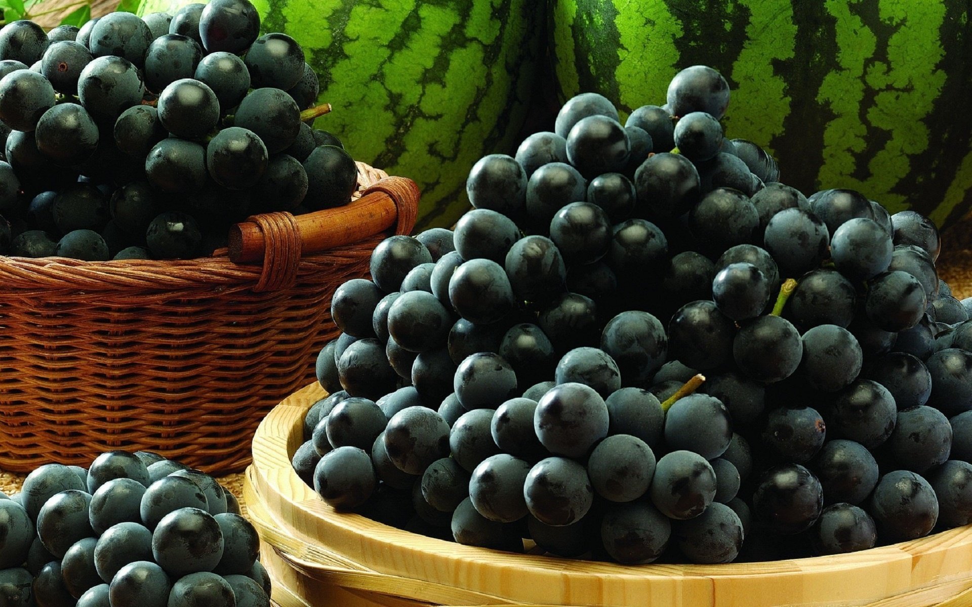 Черный виноград и арбуз