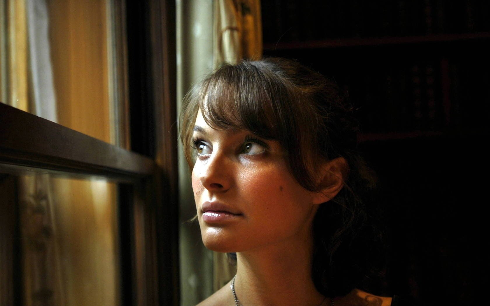 Смотрящая в окно актриса Натали Портман