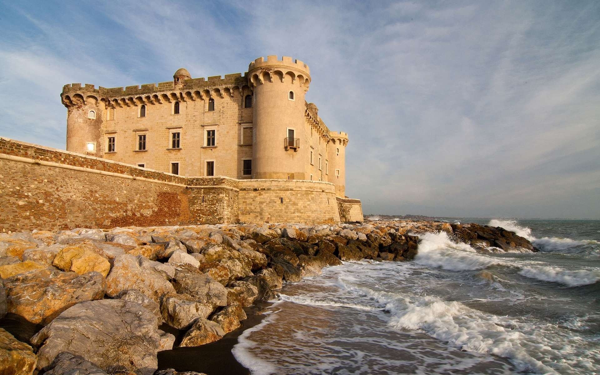 Красивая крепость возле морских волн