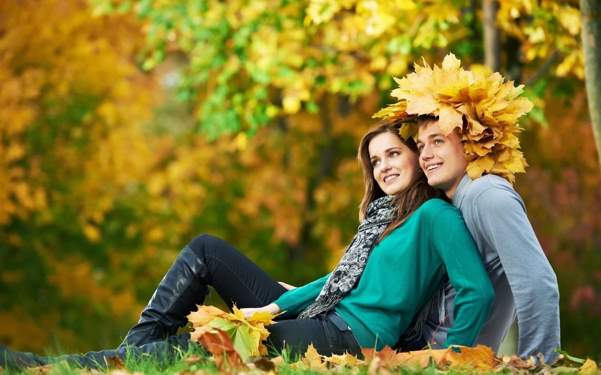 Молодая пара в осеннем лесу с венком из листьев клена
