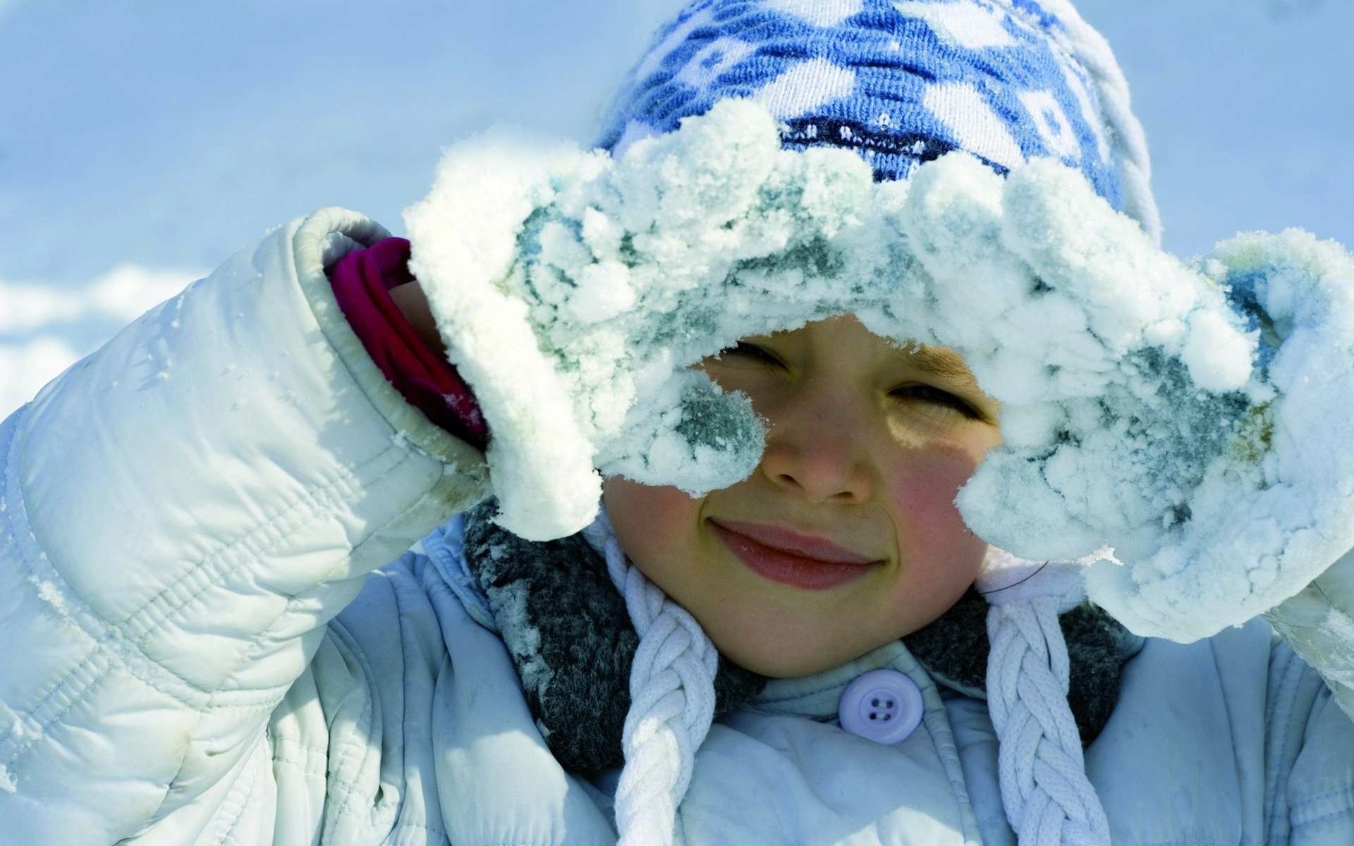 Детские мороз. Дети зимой. Дети в снегу. Ребенок в сугробе. Дети радуются снегу.