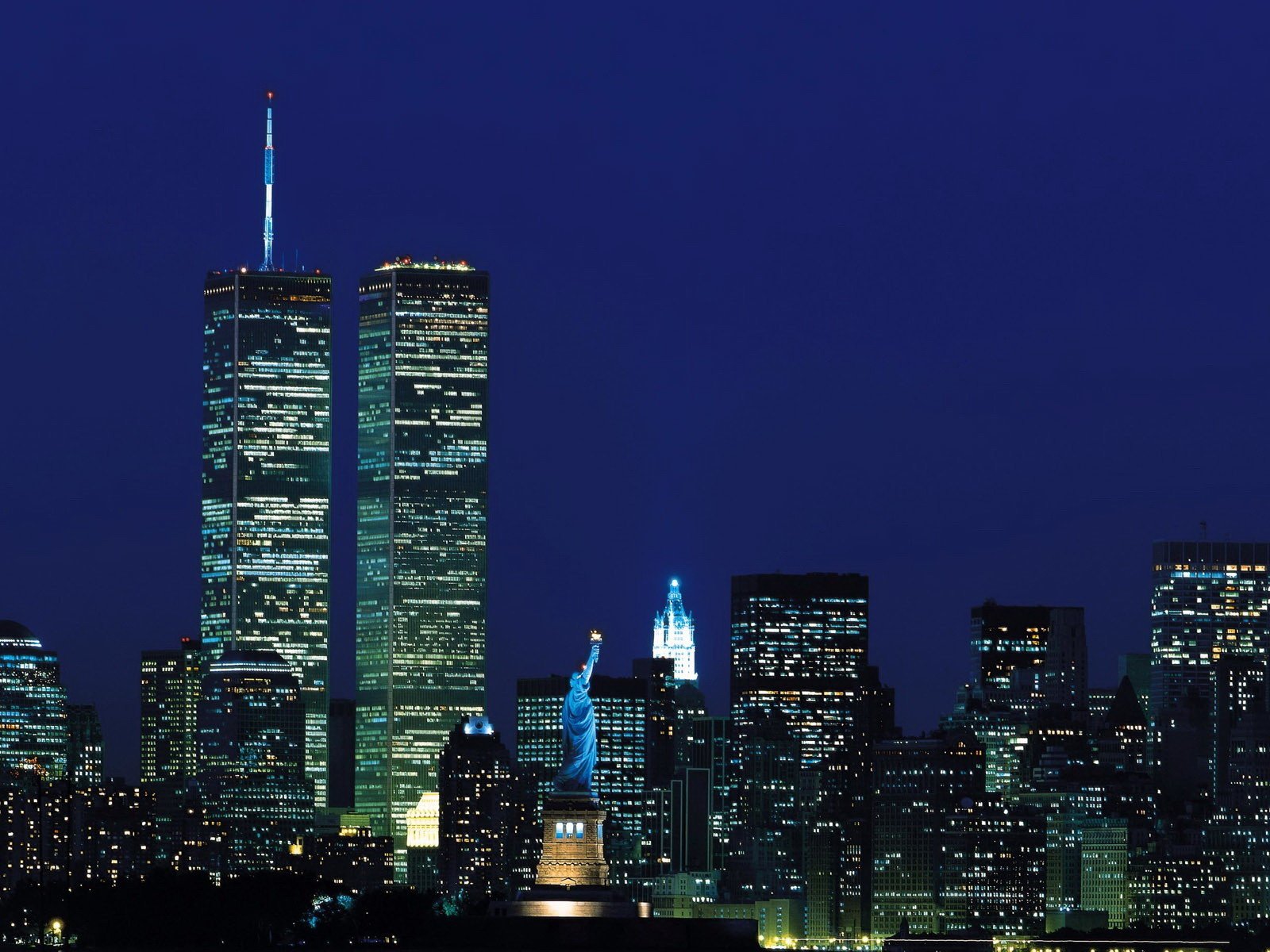 Ночной вид на башни-близнецы в Нью-Йорке Обои на рабочий стол.