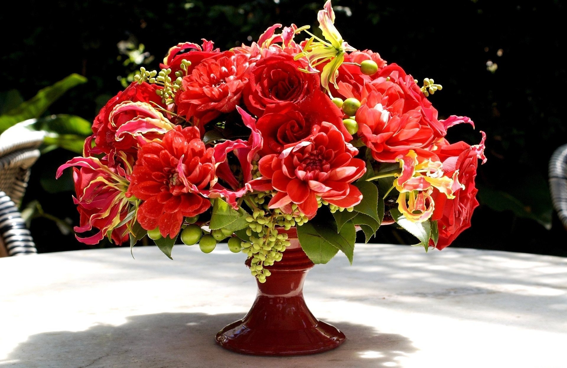 Букет из пышных красных цветов в вазе