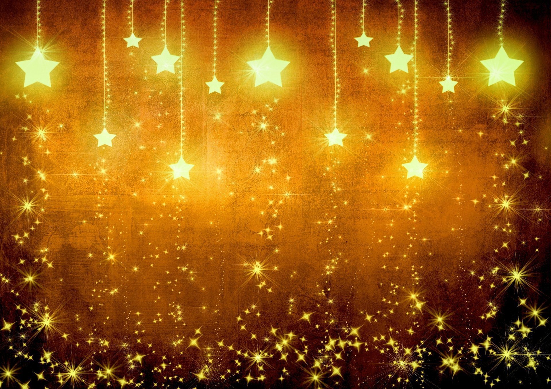 Сияющие жёлтые праздничные звёзды на коричневом фоне. Новогодние украшения золотые звёзды