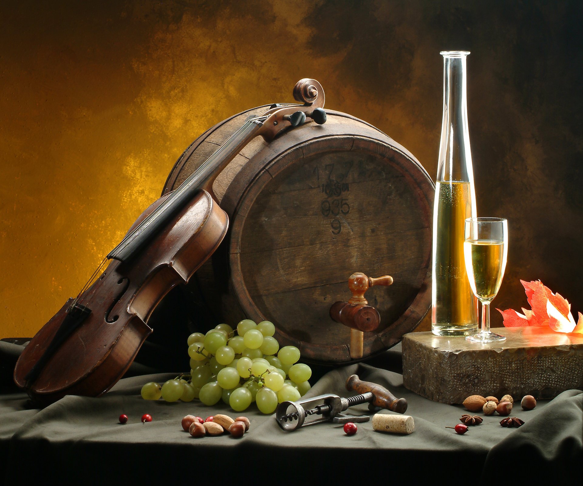 Натюрморт бочка с вином скрипка бокал белого вина