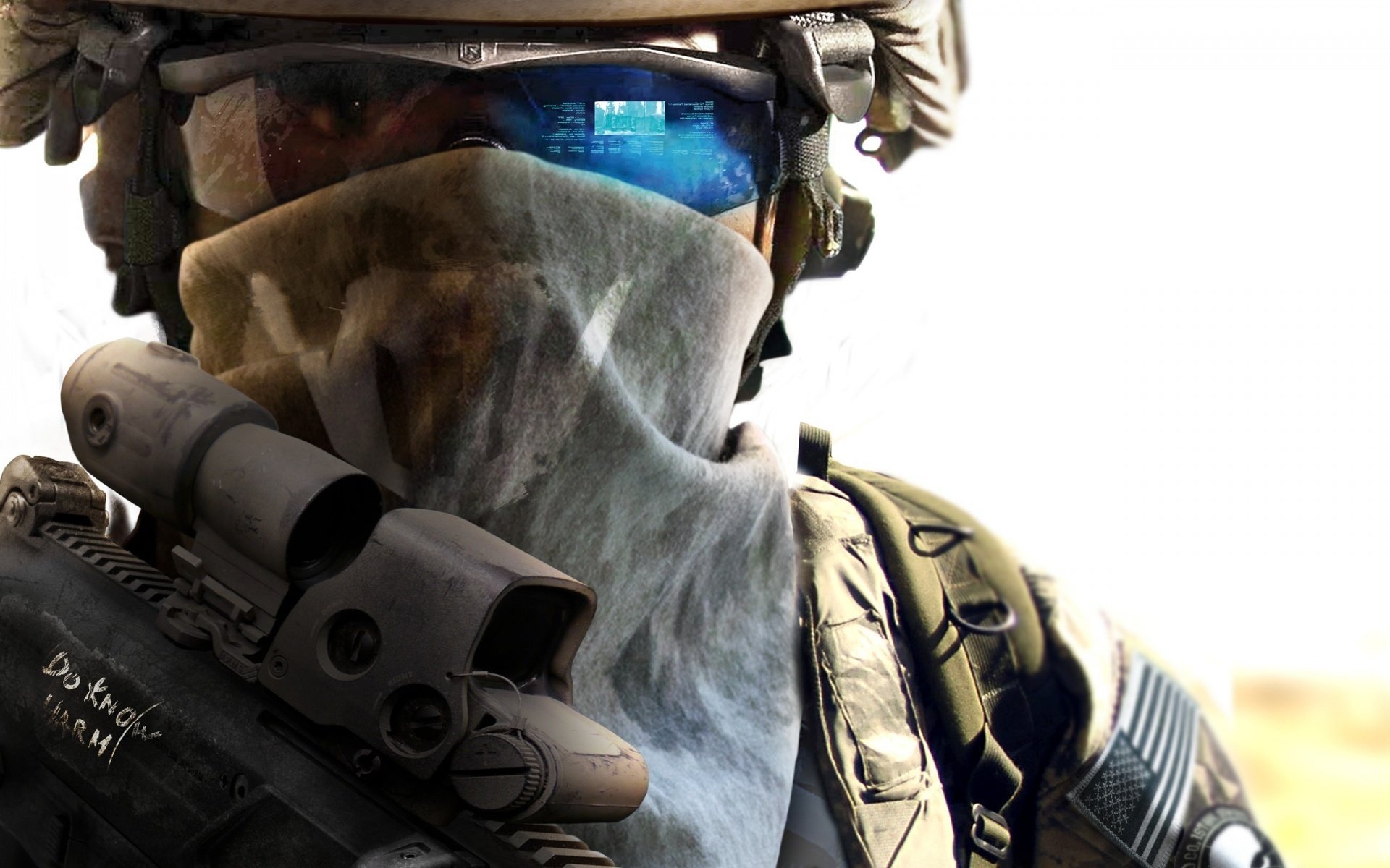 Солдат с винтовкой в руках в шлеме и очках