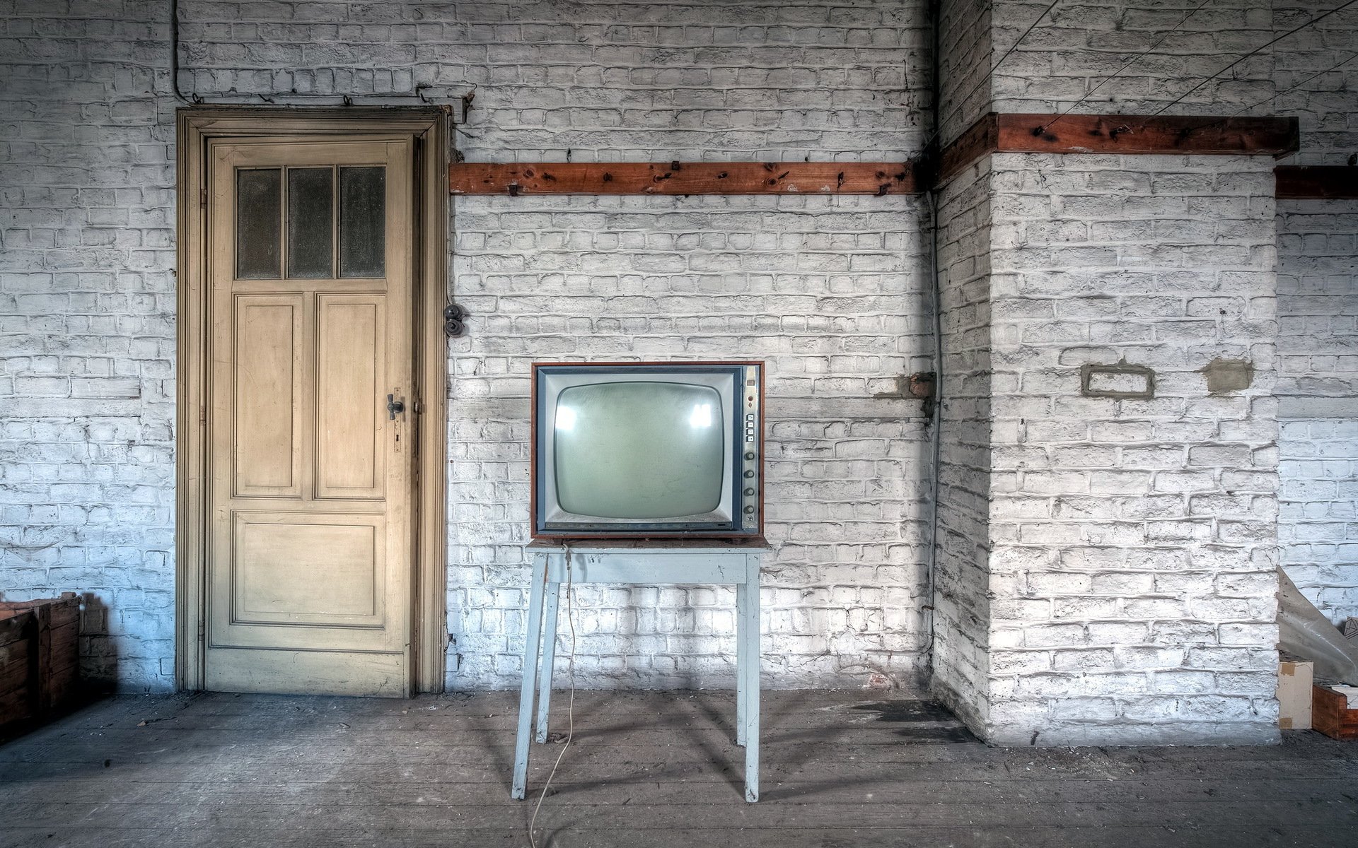 Door rooms 5 4. Старый телевизор. Старый телевизор в интерьере. Старая дверь. Старая дверь в комнату.