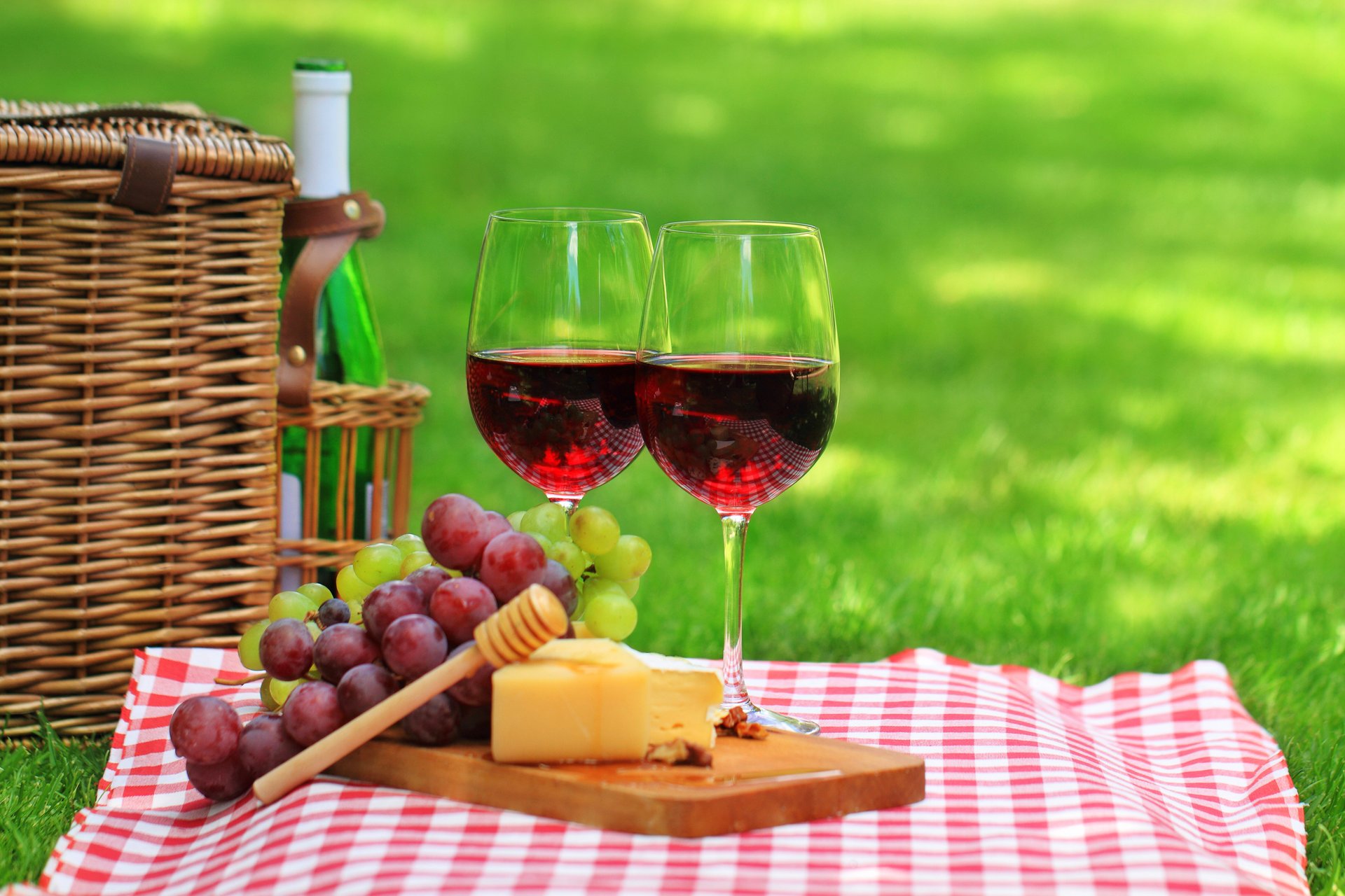 Бокалы с вином и сыром на природе