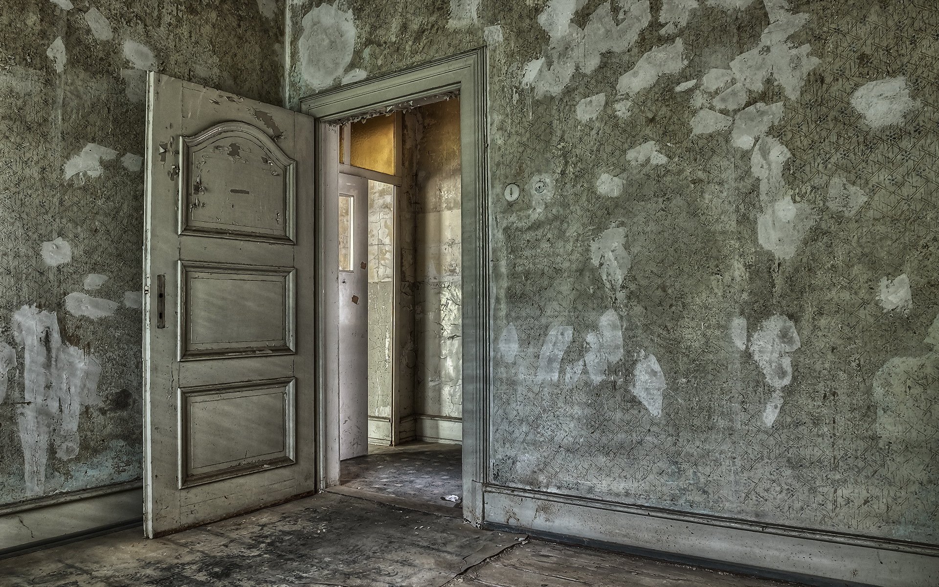 Старинная дверь в комнате