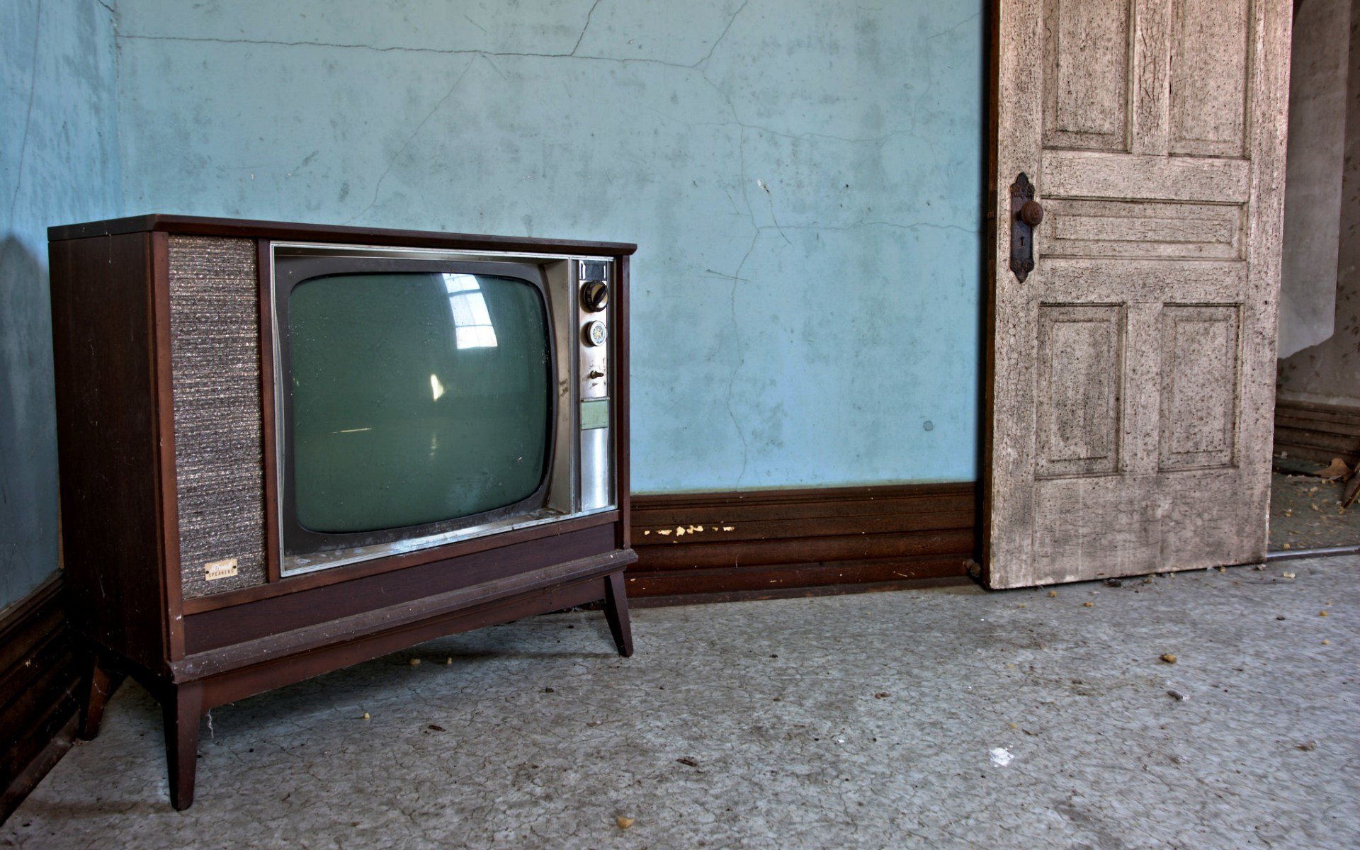 Кинопоиск на старом телевизоре. Ламповый телевизор сбоку. Телевизор рекорд ВЦ 311д. Старый телевизор. Старинный телевизор.