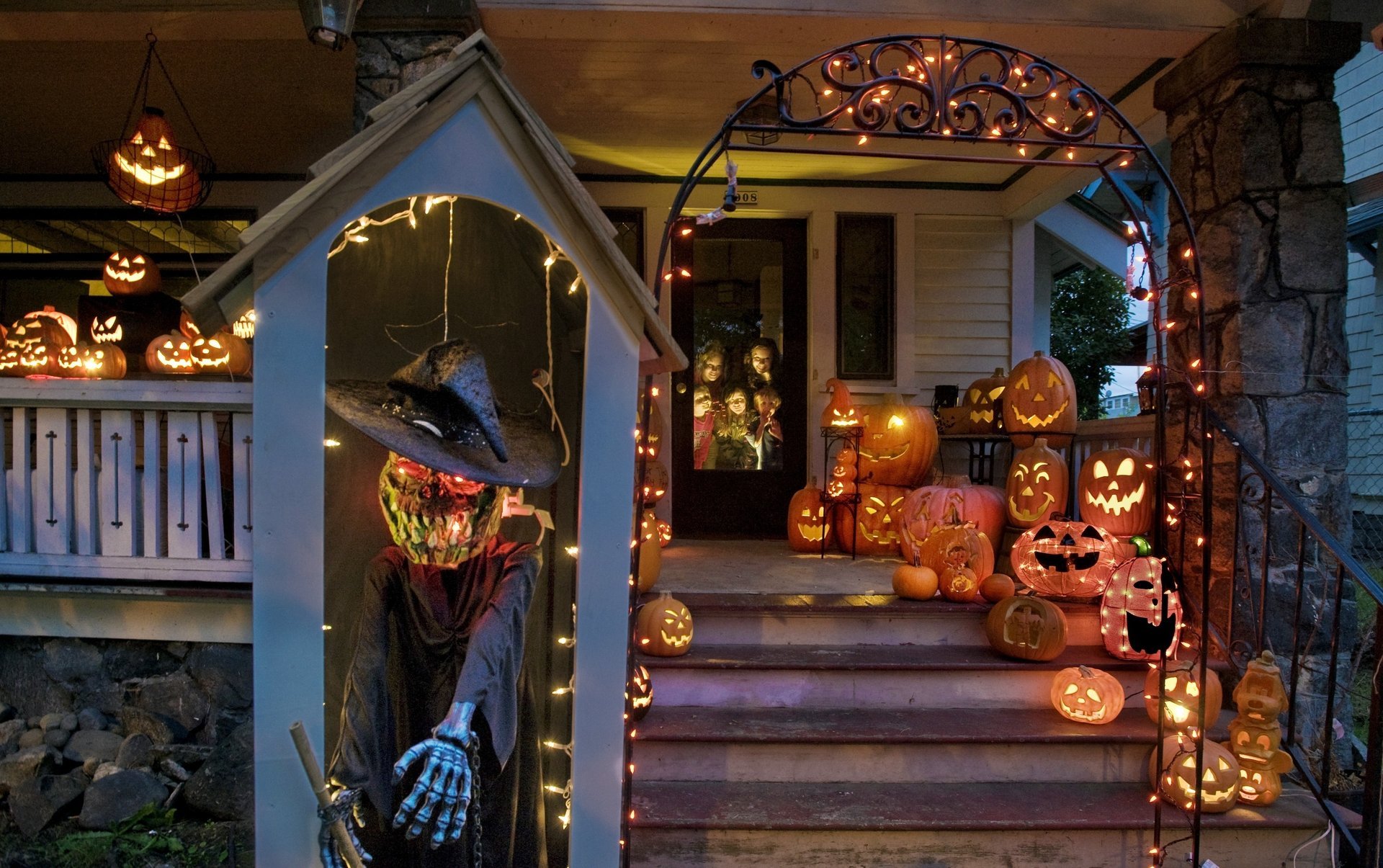 Оформление входа в дом на хэллоуин в штате Вашингтон
