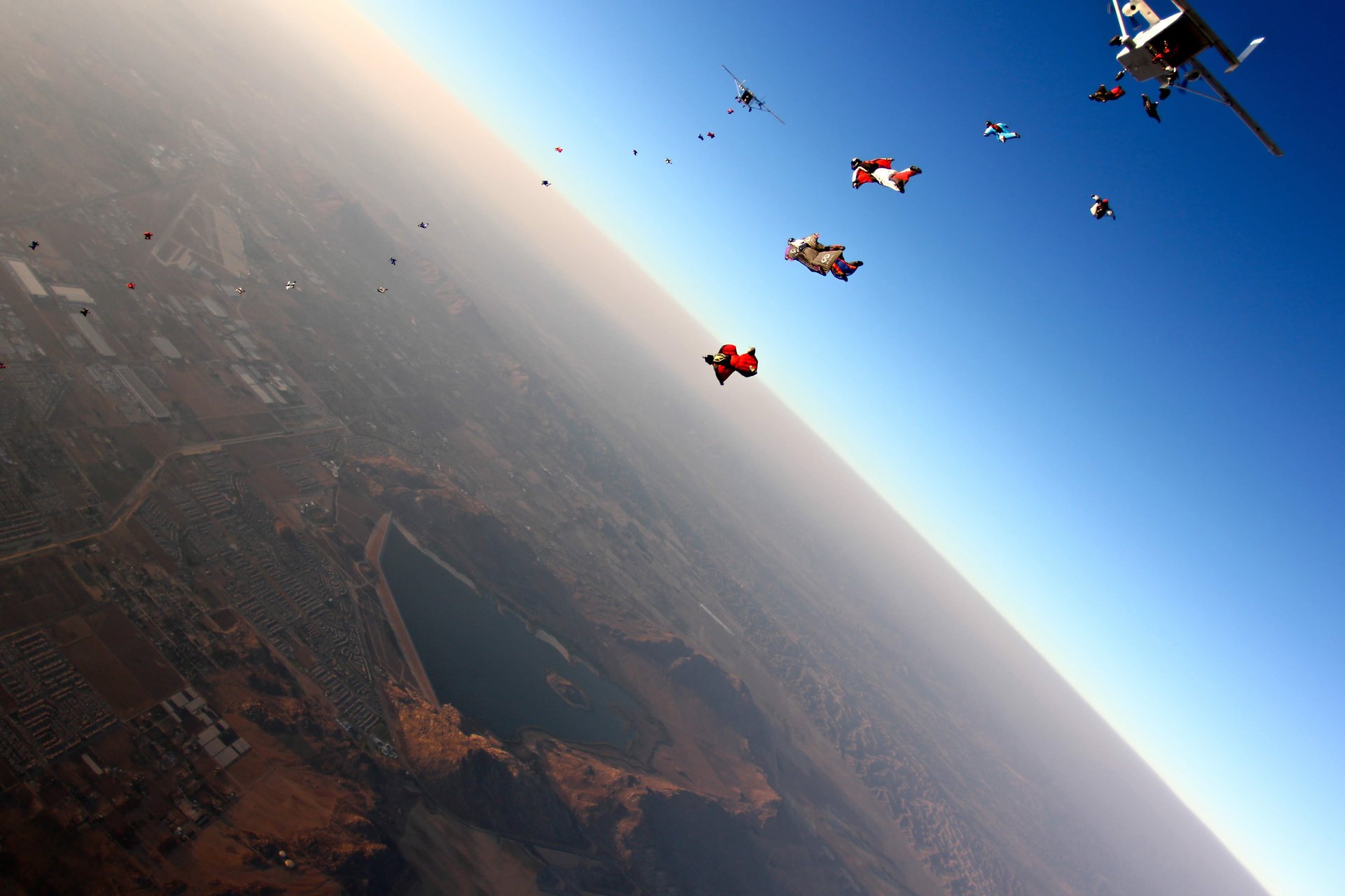 Группа парашютистов в прыжке с самолёта