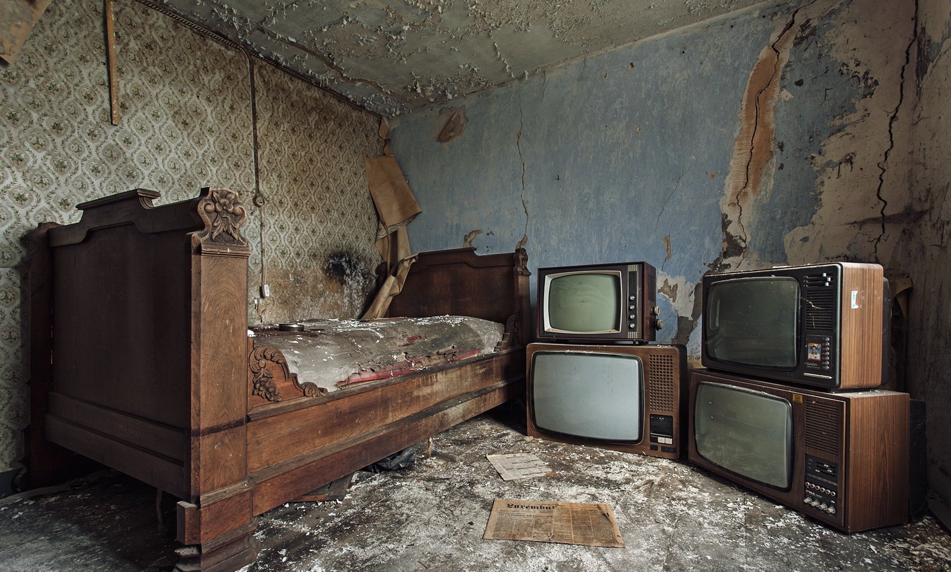 Советская хата. Старый телевизор. Старая комната. Старый телевизор в комнате. Старая квартира.