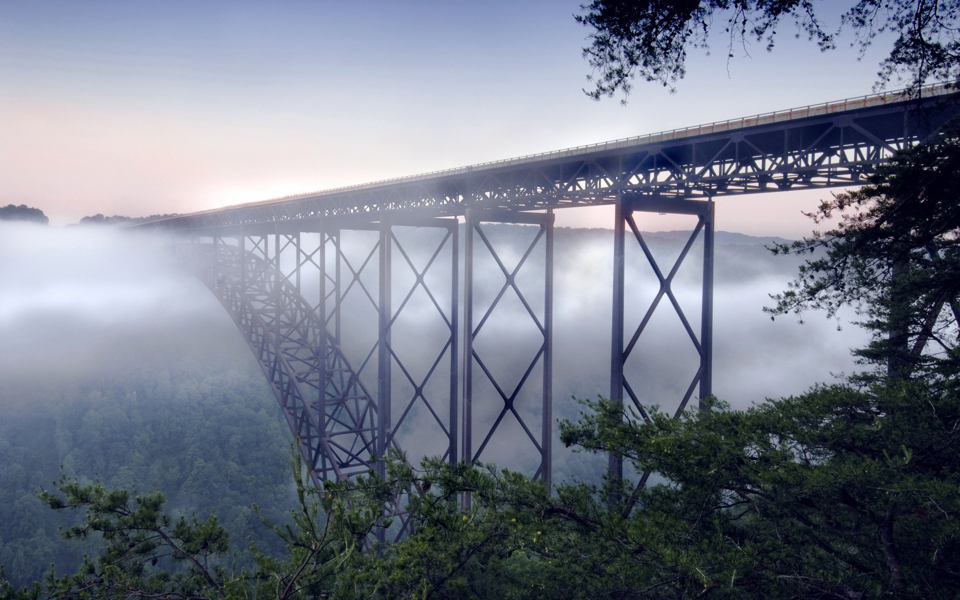 Длинный мост над облакамина расвете