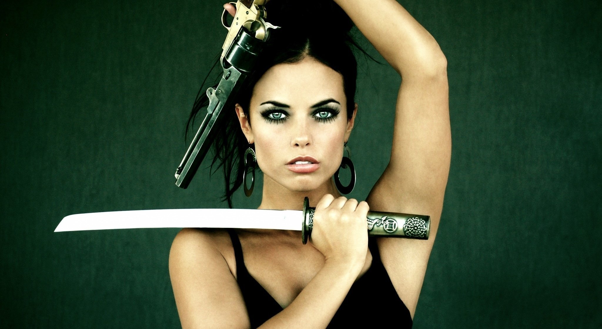 Темненькая девушка с мечом и револьвером