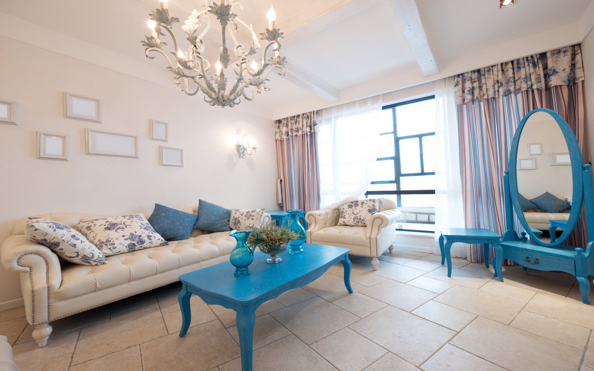 интерьер комната квартира дизайн стиль диван голубой зеркало подушки кувшин